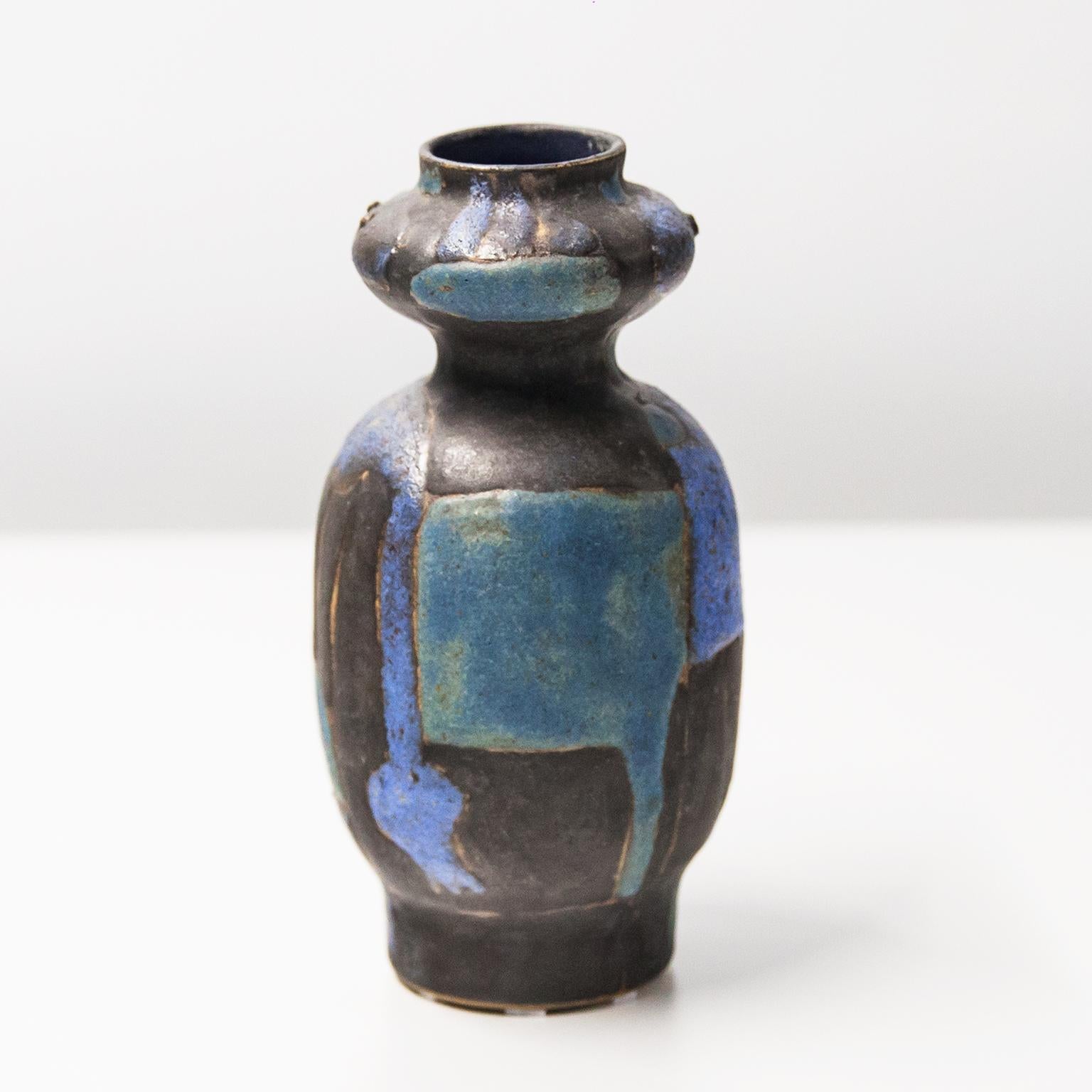 Bellissima opera giovanile della famosa artista tedesca della ceramica Beate Kuhn, progettata negli anni '60. Il vaso è realizzato in ceramica smaltata in blu, verde, oliva e nero con una forma astratta a forma di calabash. Inoltre, nell'area