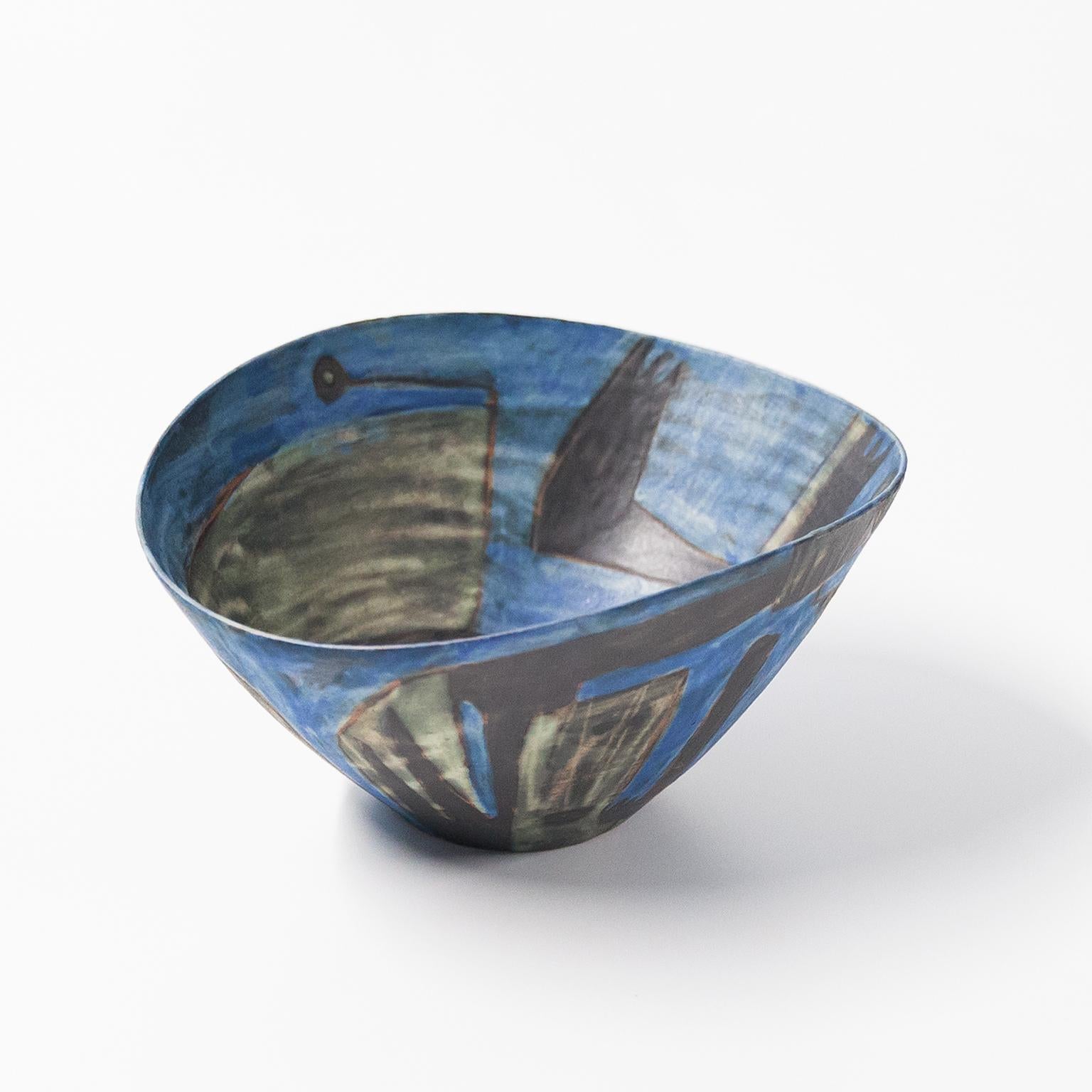 Bellissima opera giovanile della famosa artista tedesca della ceramica Beate Kuhn, progettata negli anni '60. La ciotola ha una forma organica ovale ed è realizzata in ceramica non smaltata di colore azzurro, giallo, grigio e verde con forme