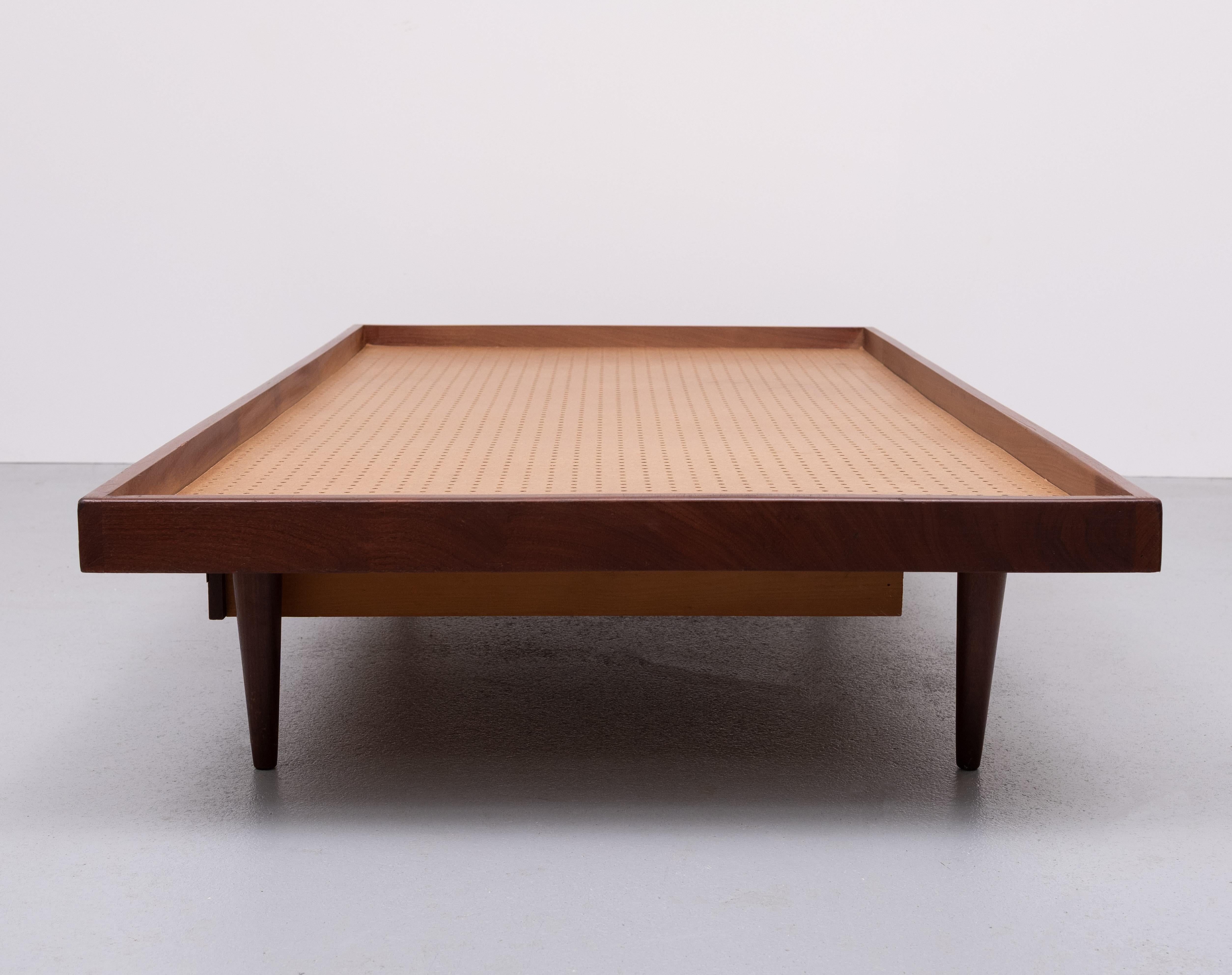 Precioso sofá-cama de teca 
