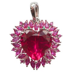  Pendentif en forme de cœur battant, rubis et émeraudes, 10 carats