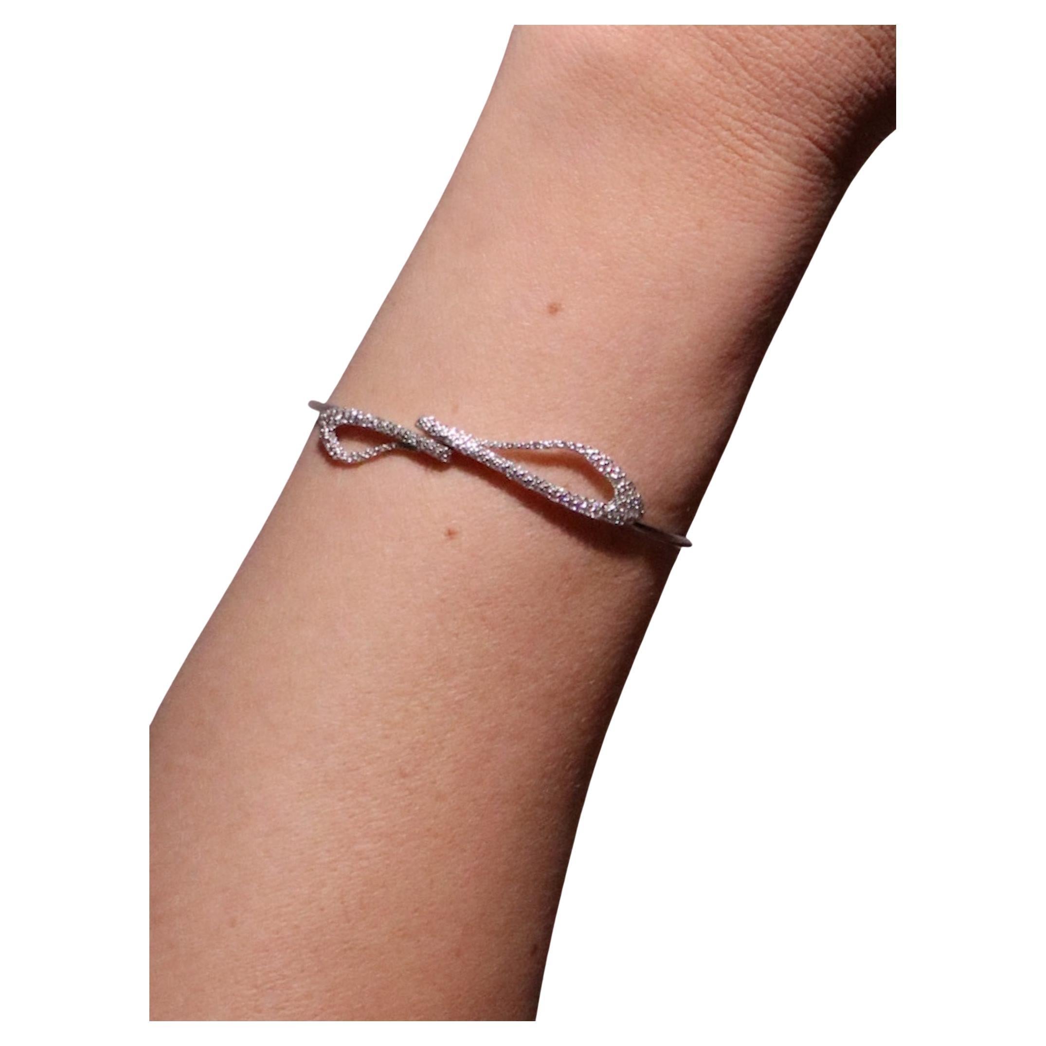 Le bracelet Gemini Alessandra est réalisé en or blanc 18 carats et présente environ 0,96 carats, F-G vvs-vs, n. 155 diamants ronds taille brillant. Il est conçu par CAO par la designer et gemmologiste italienne (GIA G.G.) Beatrice Barzaghi, puis