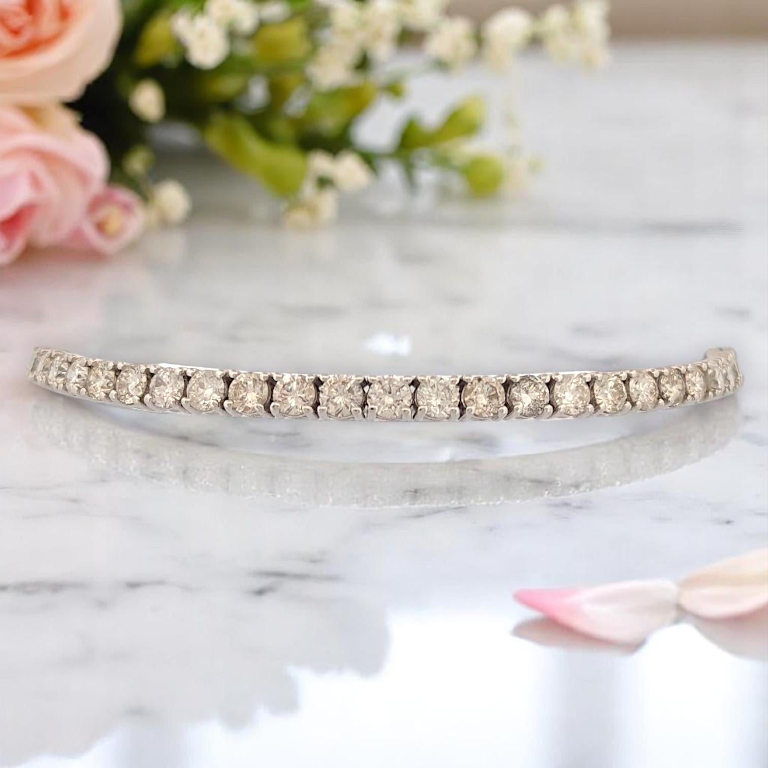 Una sinfonia di scintillio e raffinatezza

Ti presentiamo il Bracciale Tennis Beatrice, una vetrina mozzafiato di 5,0 carati di diamanti tondi brillanti naturali di provenienza etica, meticolosamente incastonati in un luminoso oro bianco 14K.