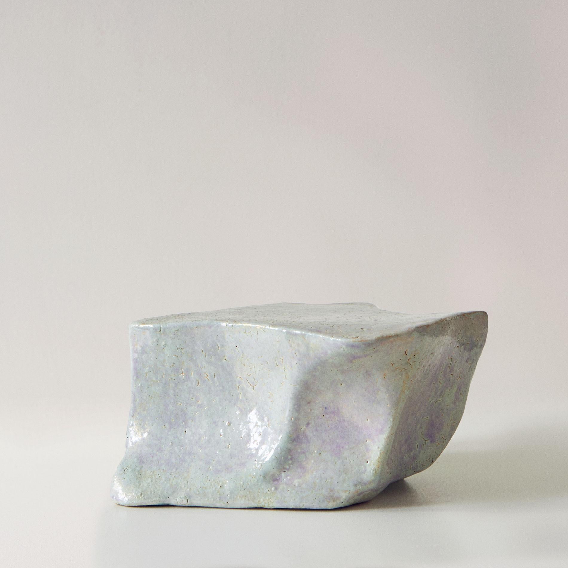 Shapeshifter X - Scultura moderna minimalista astratta in ceramica blu - Sculpture di Beatrice Galletley