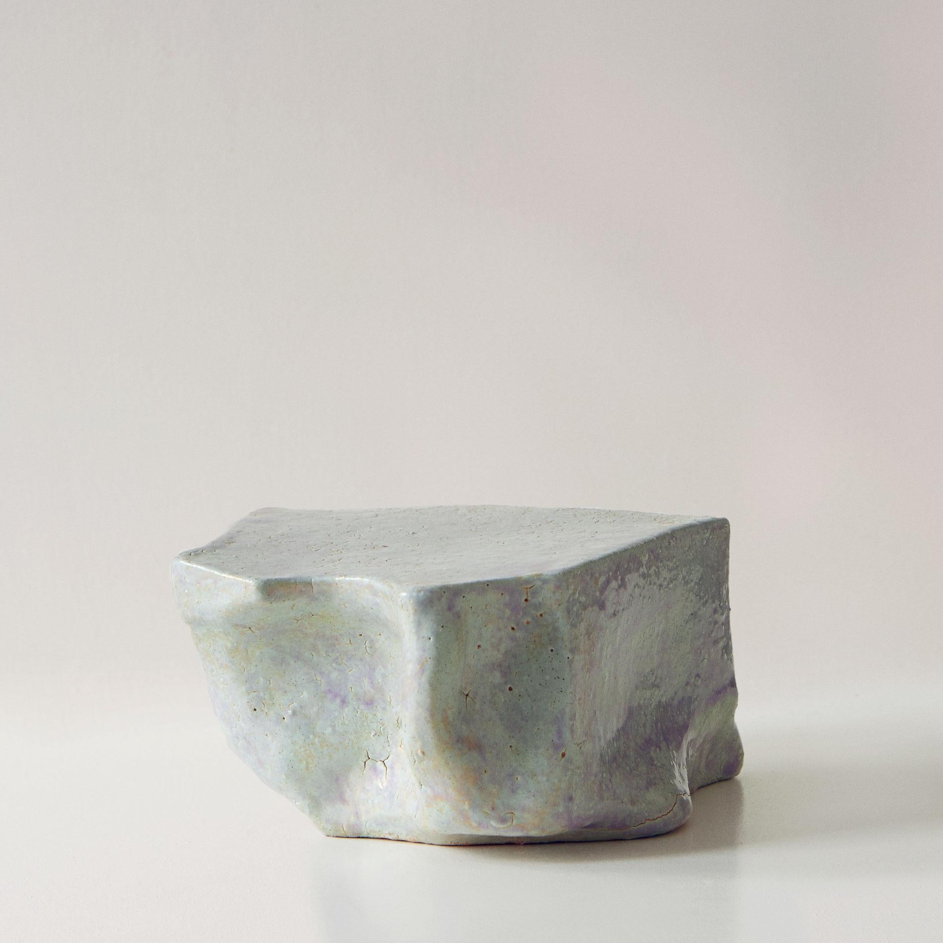 Shapeshifter X - Scultura moderna minimalista astratta in ceramica blu - Sculpture Astratto di Beatrice Galletley