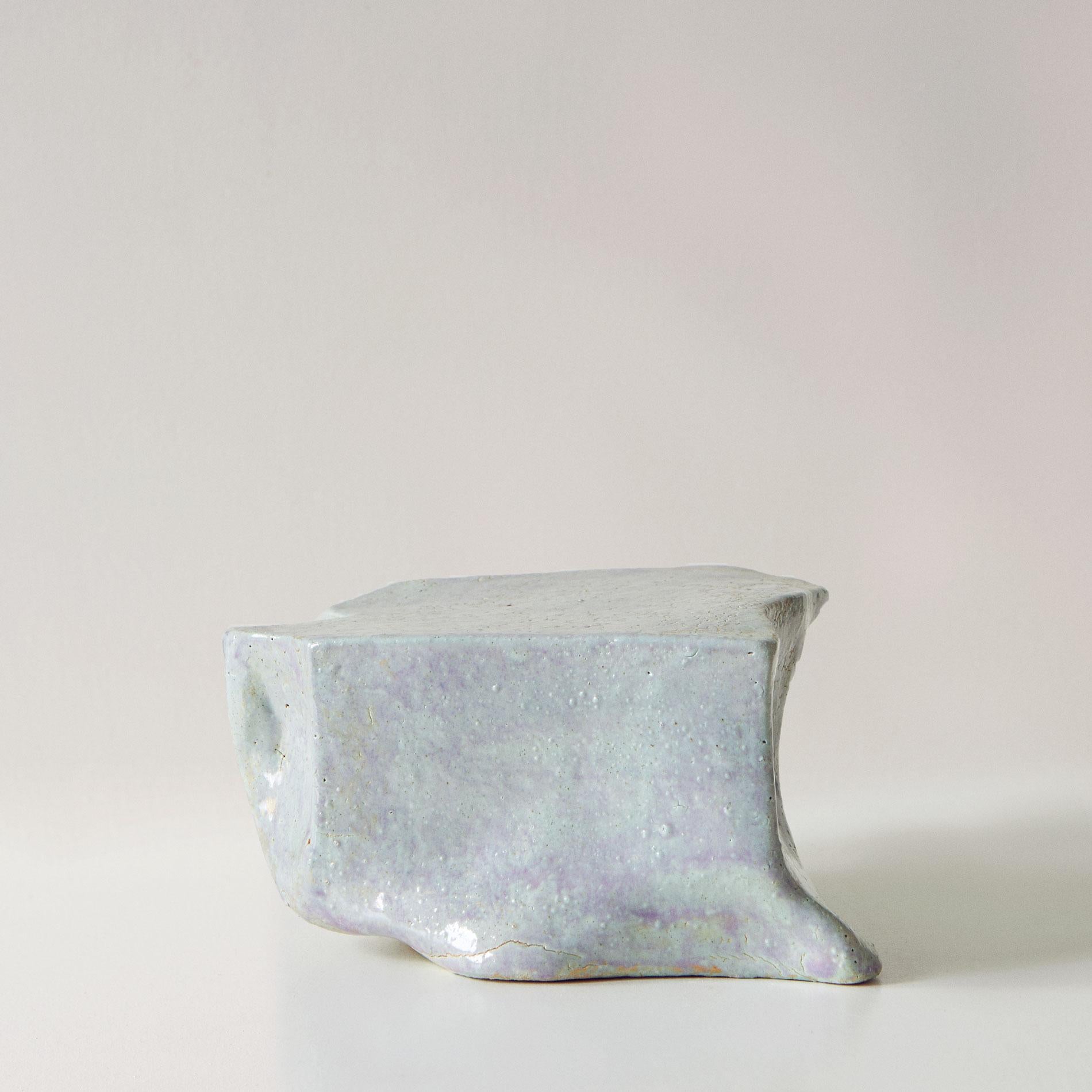 Shapeshifter X - Scultura moderna minimalista astratta in ceramica blu - Abstract Sculpture Grigio di Beatrice Galletley