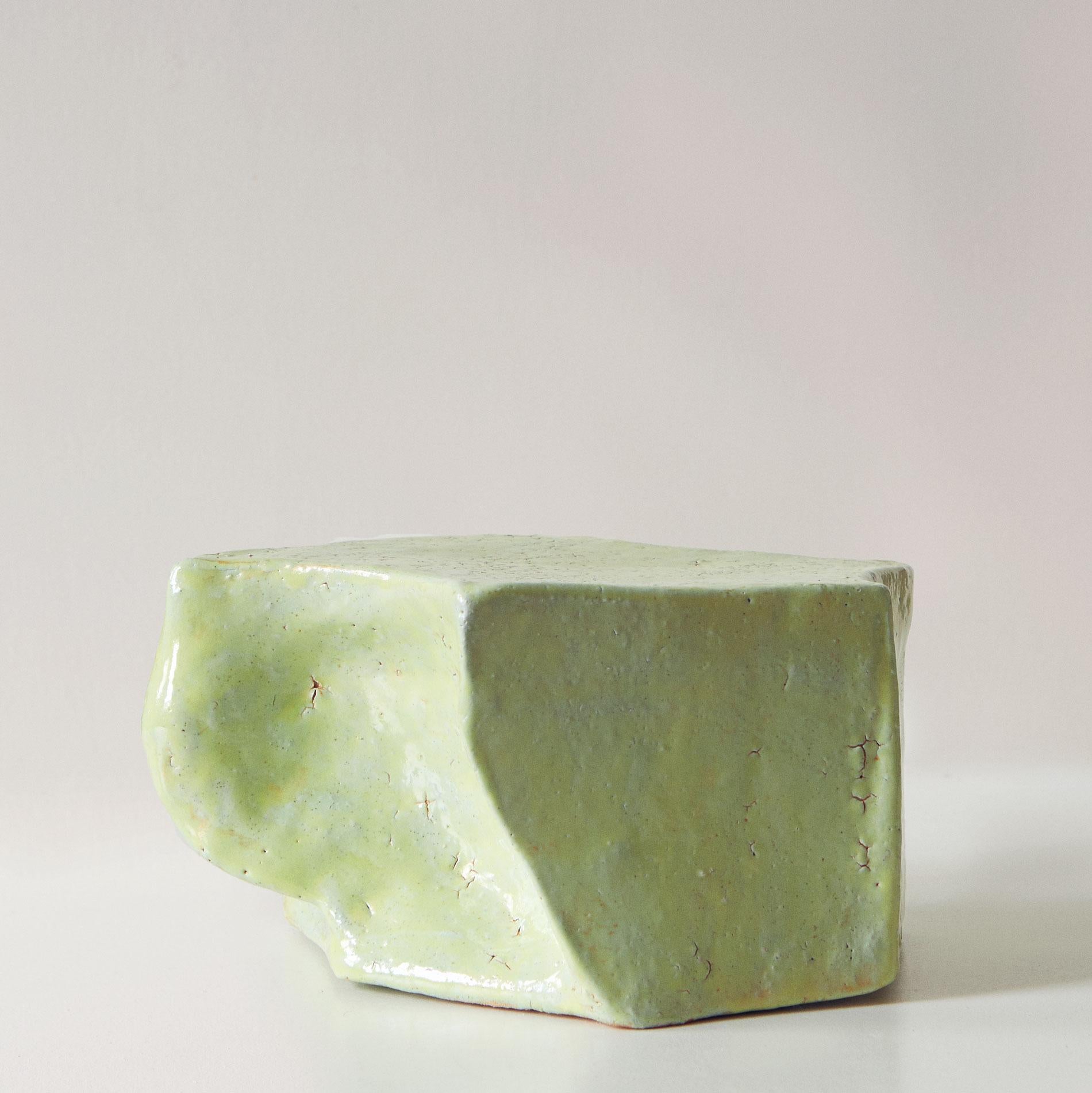 Coussin de forme XII - Sculpture en cramique verte abstraite moderne et minimaliste - Gris Abstract Sculpture par Beatrice Galletley