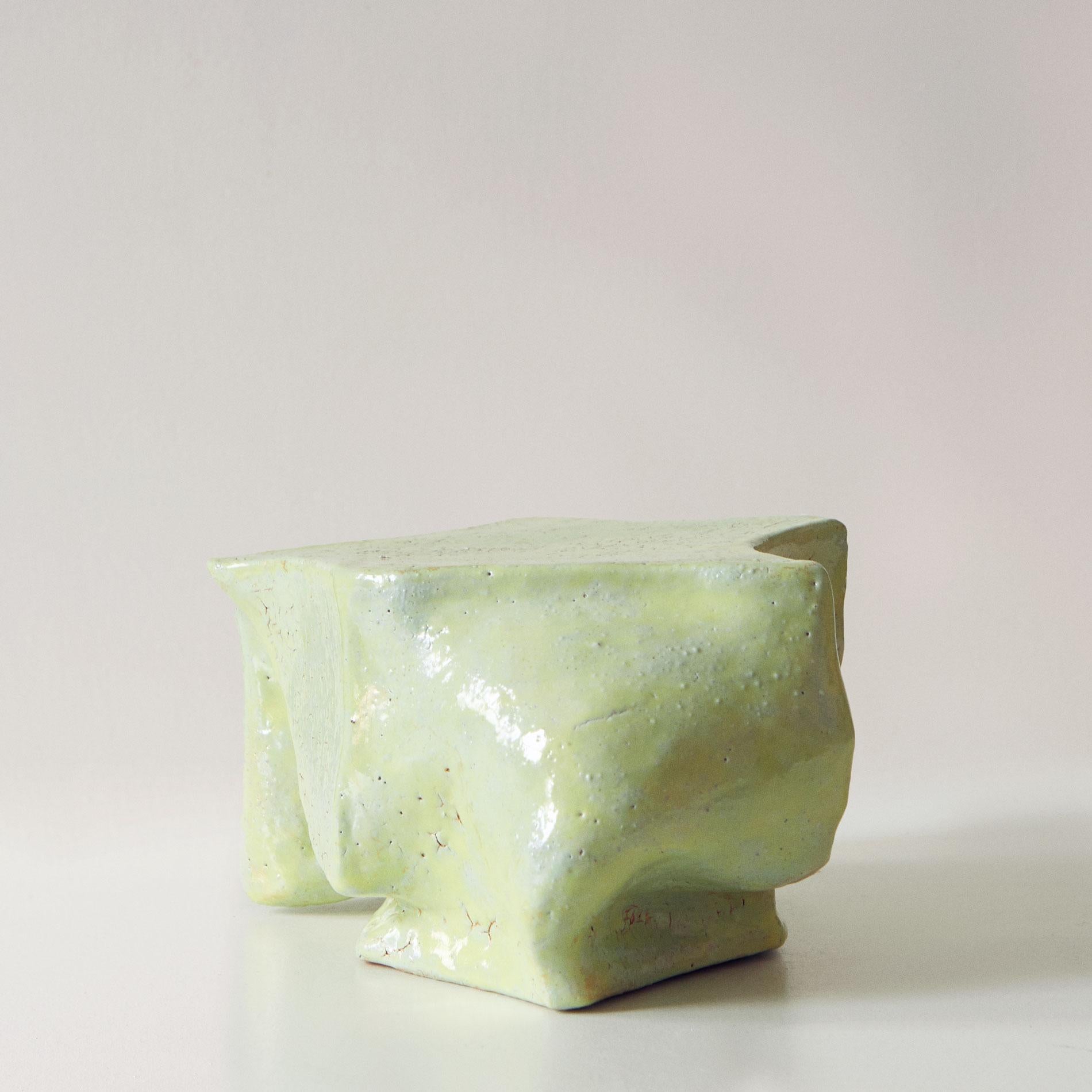 Coussin de forme XII - Sculpture en cramique verte abstraite moderne et minimaliste en vente 1
