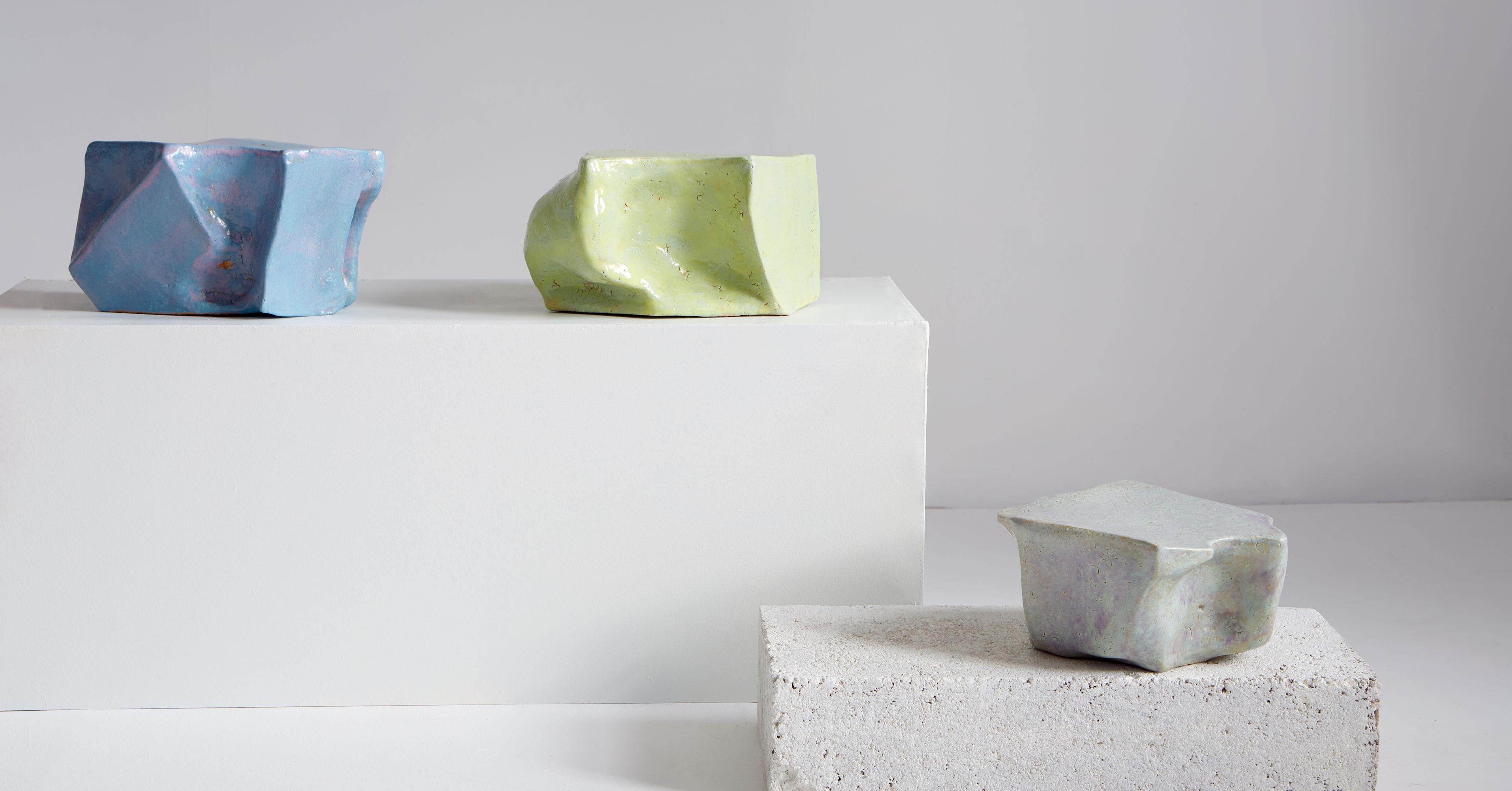 Coussin de forme XII - Sculpture en cramique verte abstraite moderne et minimaliste en vente 2