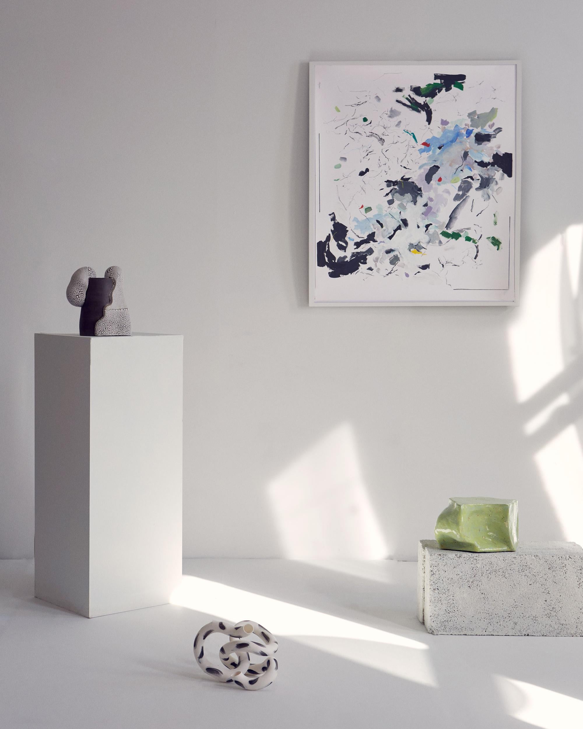 Coussin de forme XII - Sculpture en cramique verte abstraite moderne et minimaliste en vente 3