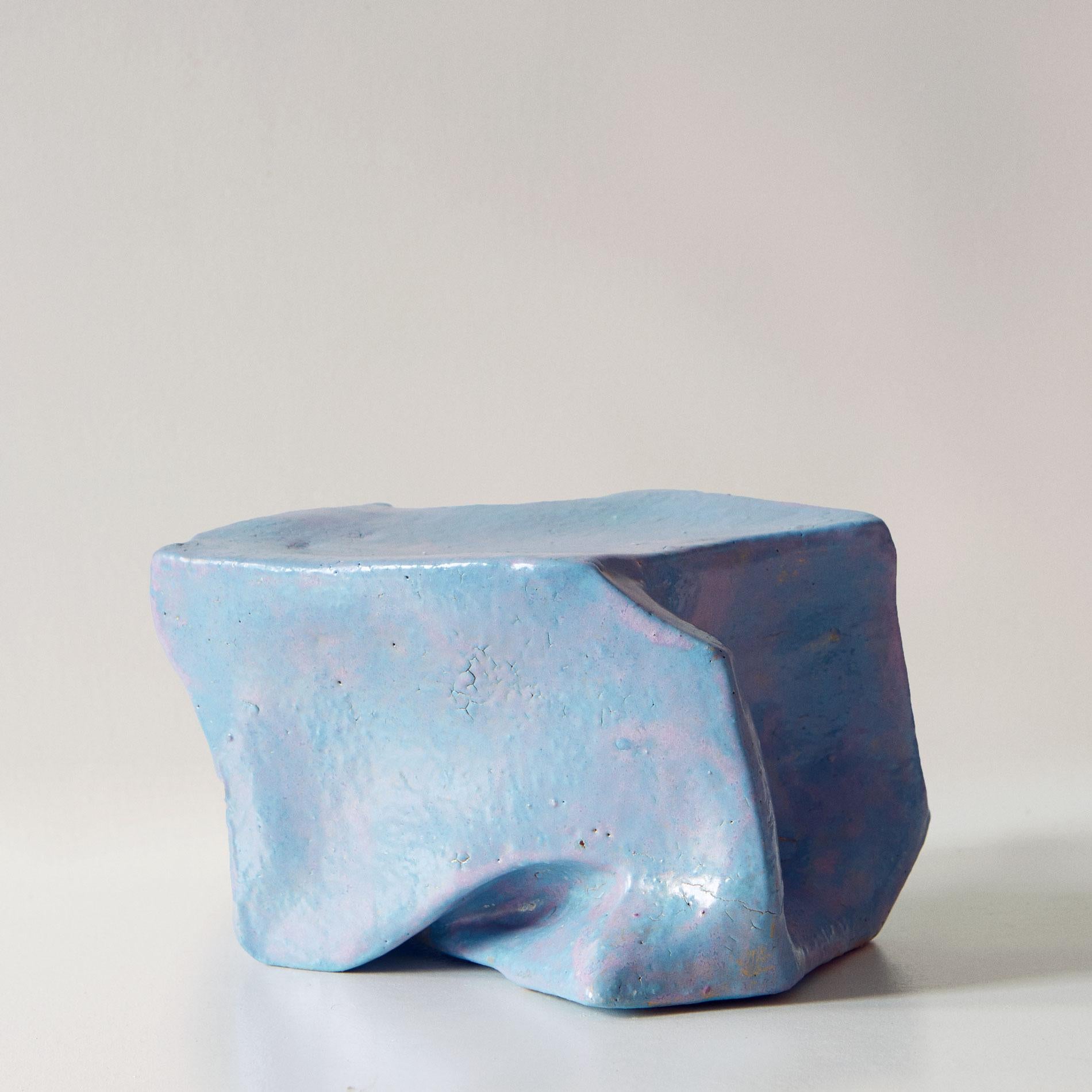 Coussin de forme XV - Sculpture en cramique bleue abstraite moderne et minimaliste - Gris Abstract Sculpture par Beatrice Galletley