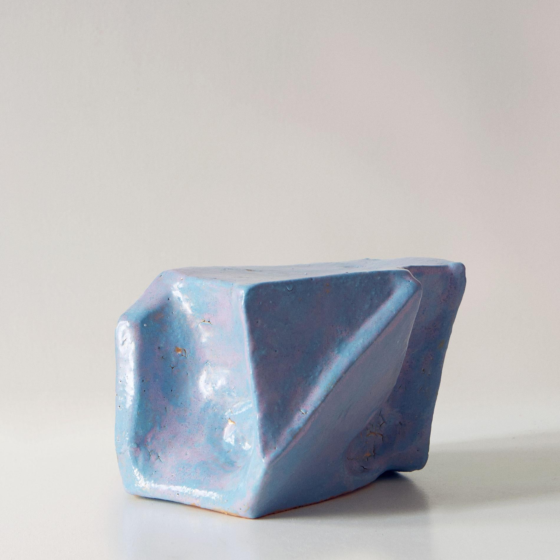 Coussin de forme XV - Sculpture en cramique bleue abstraite moderne et minimaliste en vente 1