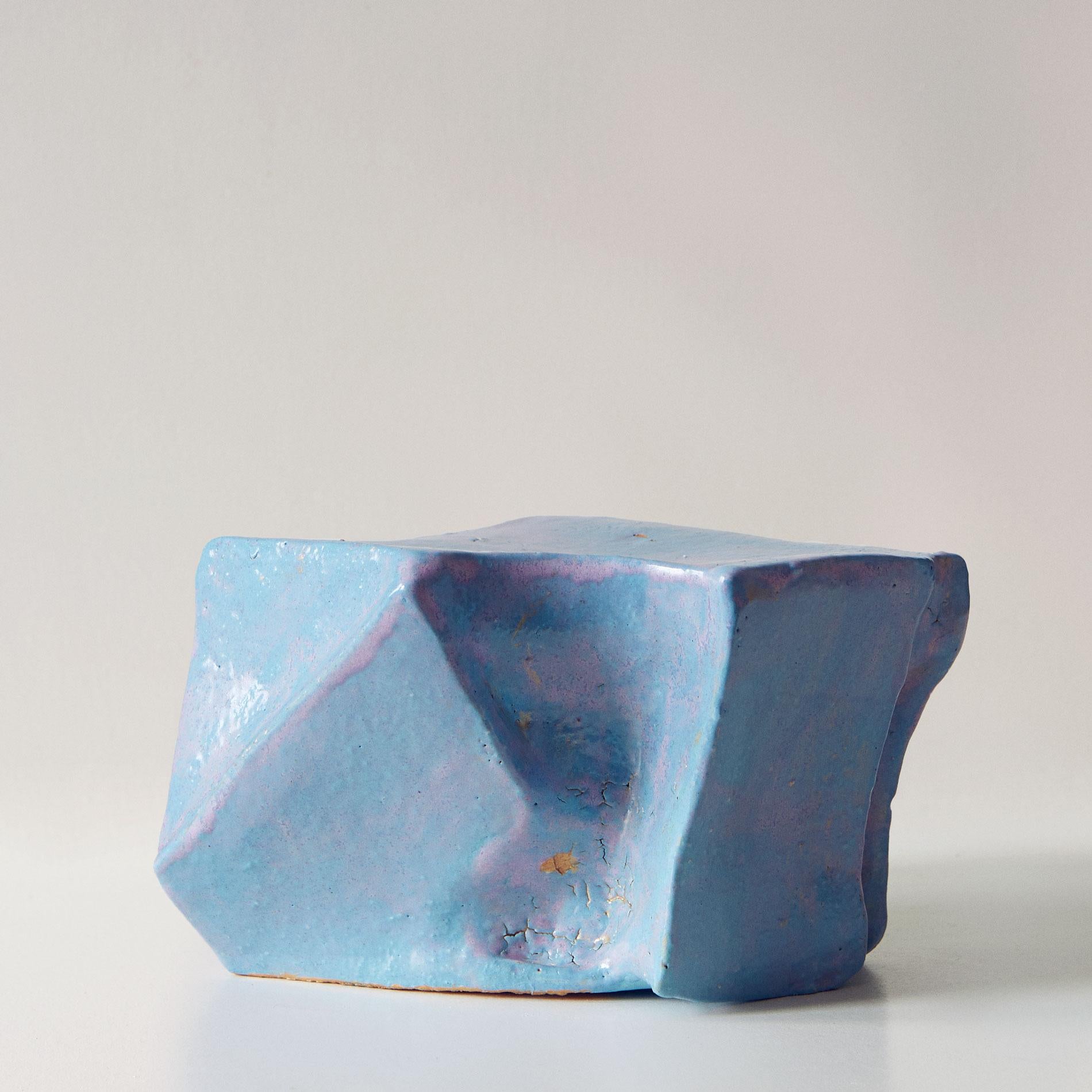 Abstract Sculpture Beatrice Galletley - Coussin de forme XV - Sculpture en cramique bleue abstraite moderne et minimaliste