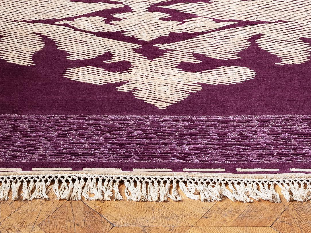 Nepalese Beatrice - Purple Modern Italian Hand Knotted Wool Silk Rug For Sale