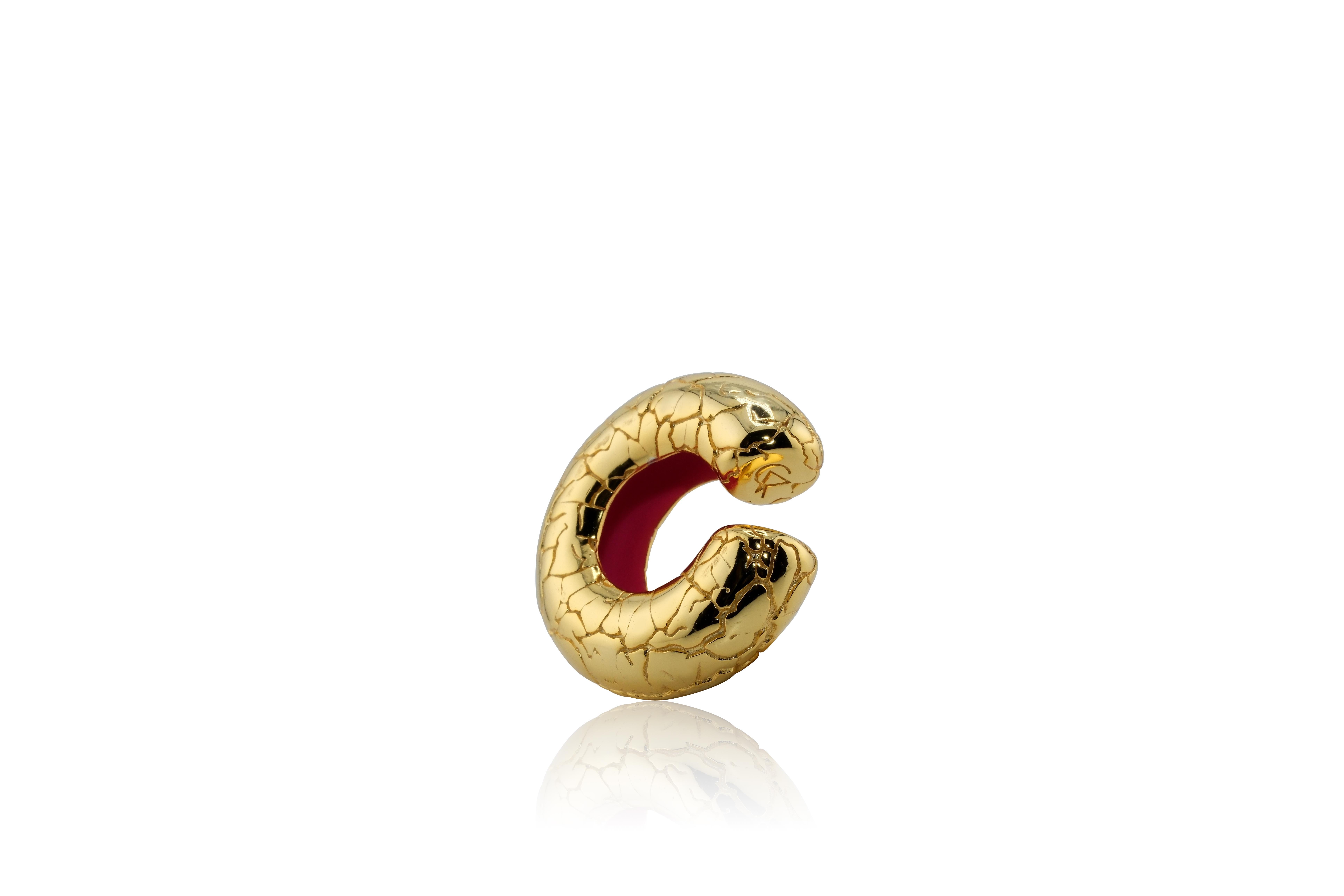 Atrevida sin reparos, pero refinada sin esfuerzo, la Mini Orejera Beatrice encarna una expresión escultural de vanguardia moderna. Hecho a mano en plata pulida, este pequeño pero poderoso brazalete revela una textura craquelada que evoca la belleza