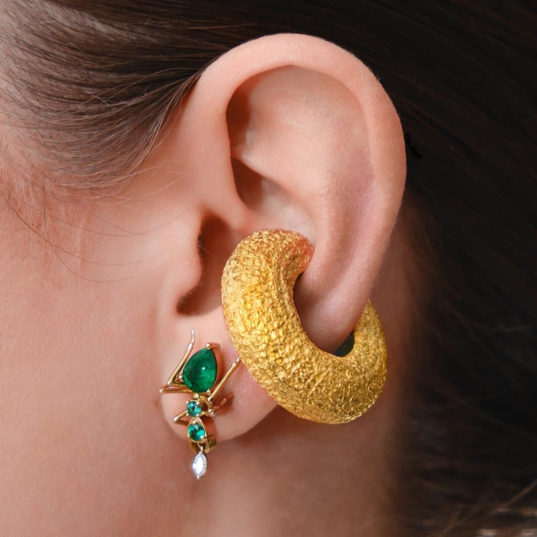 Atrevida sin reparos, pero refinada sin esfuerzo, la orejera Beatrice Mini con textura encarna una expresión escultural de vanguardia moderna. Fabricado a mano en oro vermeil de 18 quilates, este pequeño pero poderoso brazalete revela una textura