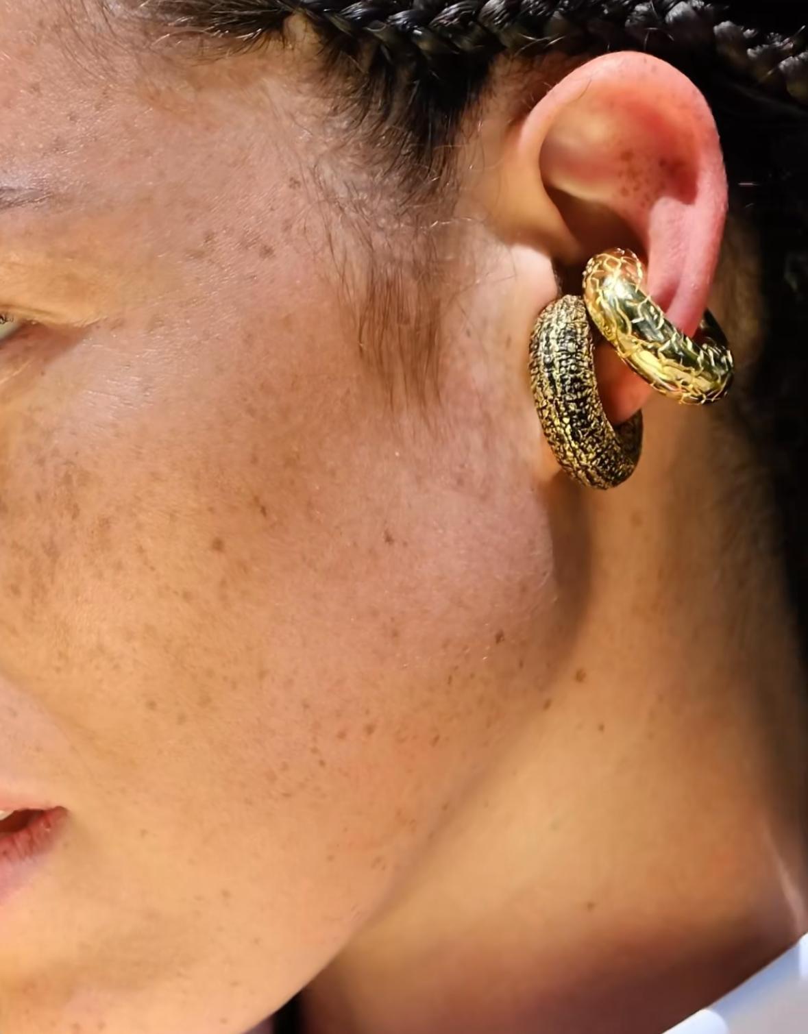 Mini-bouton d'oreille texturé Beatrice en or par Cocoerow Fine Jewelry Unisexe en vente