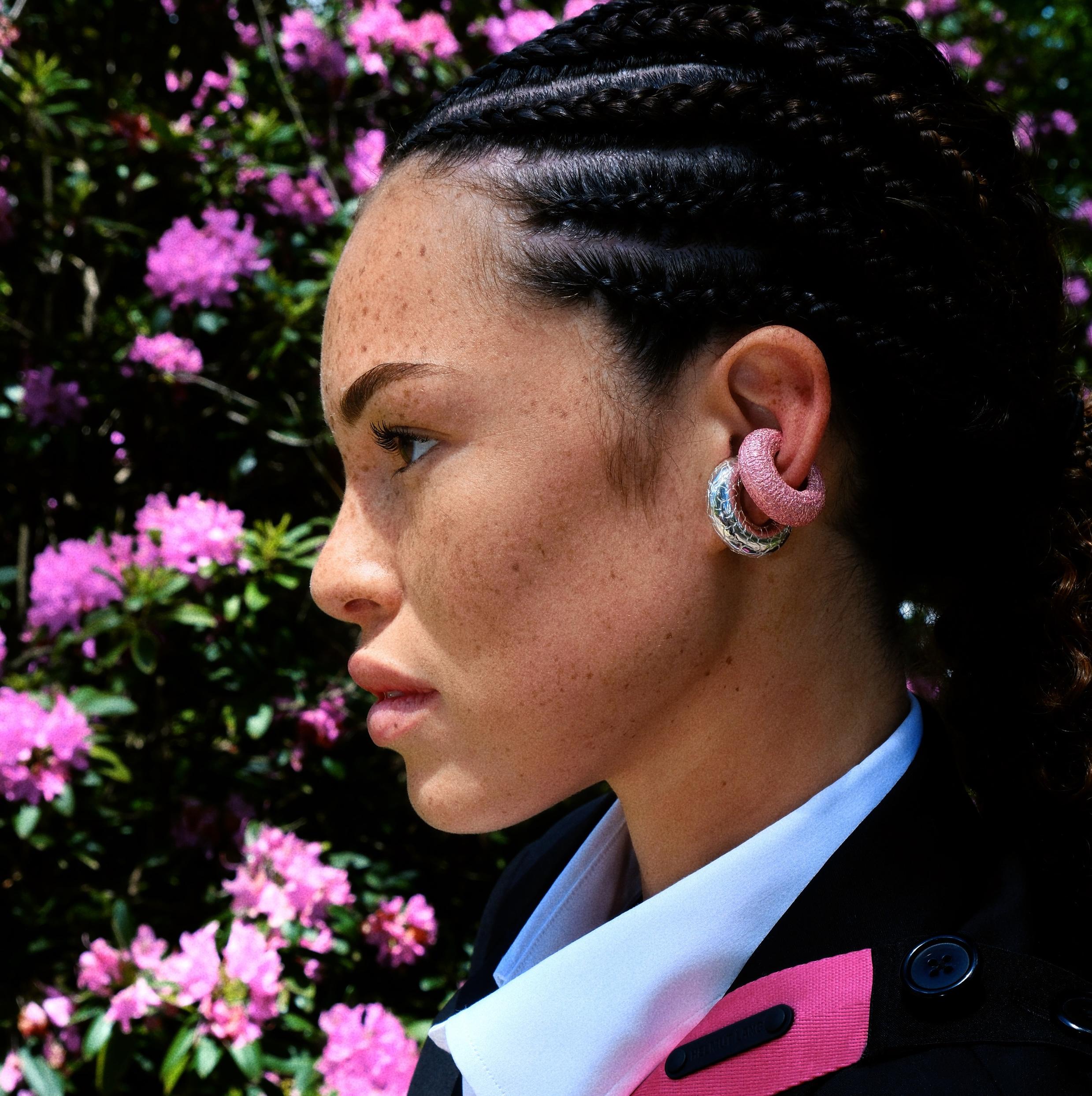 Die Beatrice Mini Textured Ear Cuff verkörpert einen skulpturalen Ausdruck moderner Eleganz. Sie ist kühn und doch mühelos raffiniert. Diese zierliche und doch kraftvolle Manschette wird in Handarbeit aus Silber gefertigt und weist eine körnige