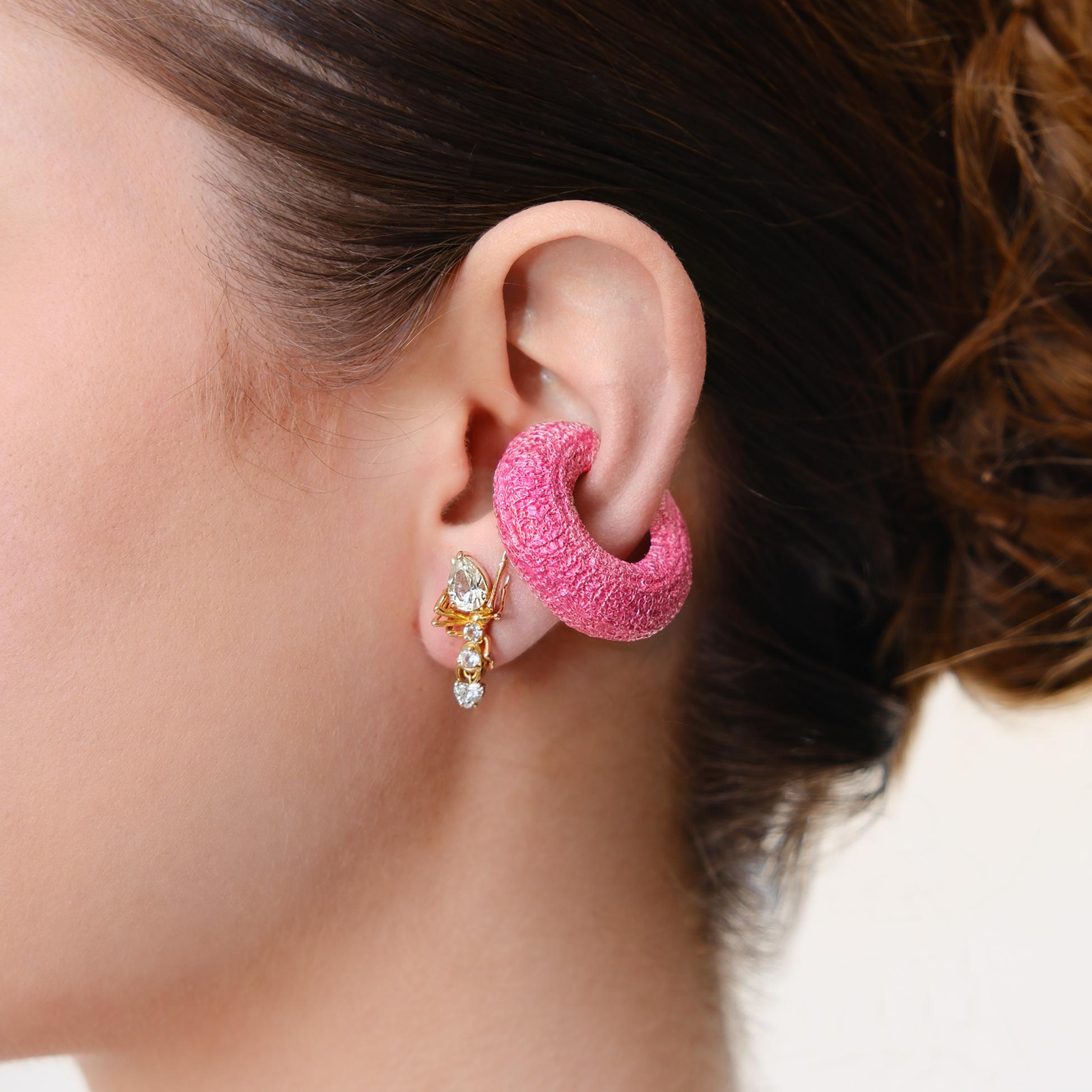 Beatrice Mini texturierte Ohrmanschette Rosa von Cocoerow Fine Jewelry im Zustand „Neu“ im Angebot in Brooklyn, NY