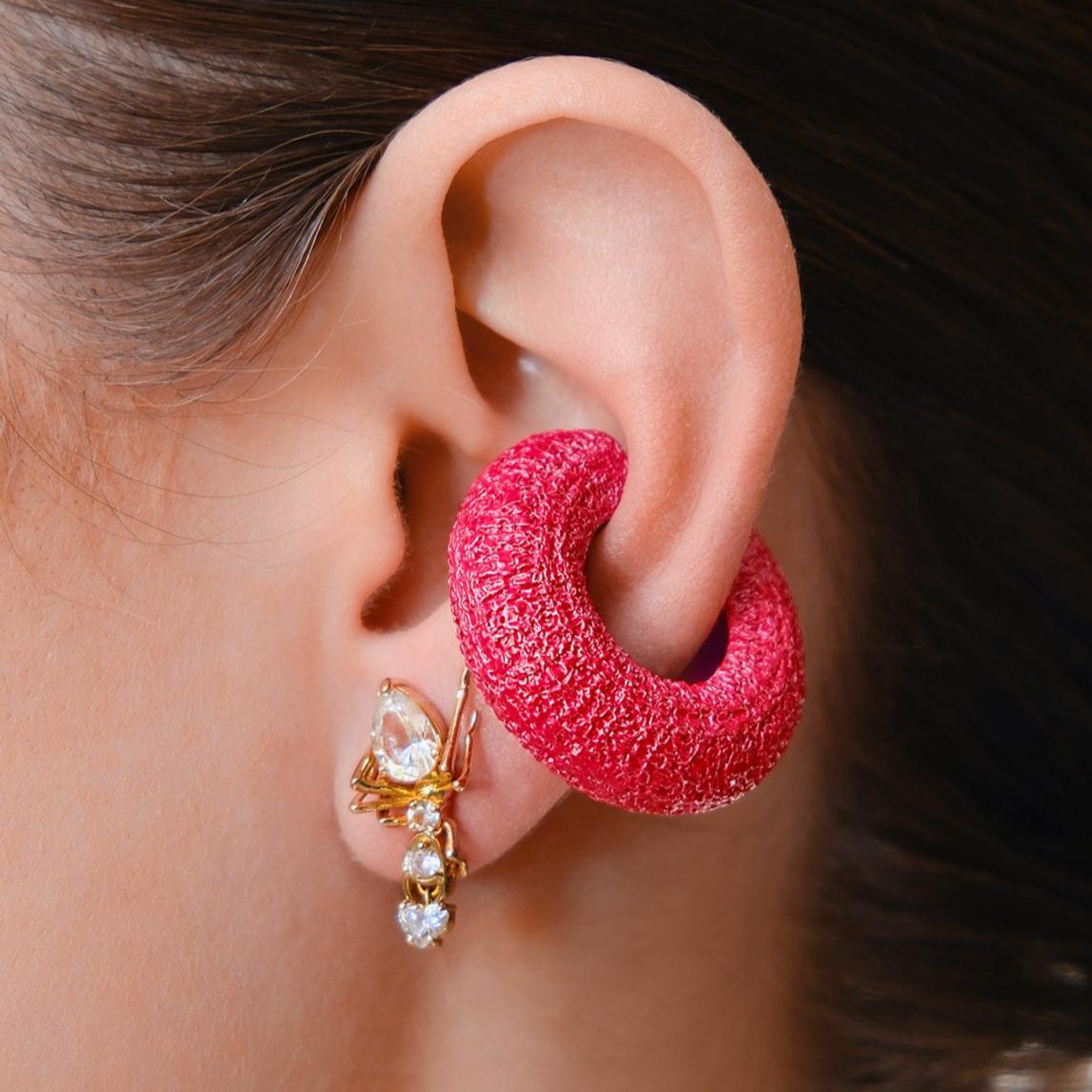 Die Beatrice Mini Textured Ear Cuff verkörpert einen skulpturalen Ausdruck moderner Eleganz. Sie ist kühn und doch mühelos raffiniert. Diese zierliche und doch kraftvolle Manschette wird in Handarbeit aus Silber gefertigt und weist eine körnige