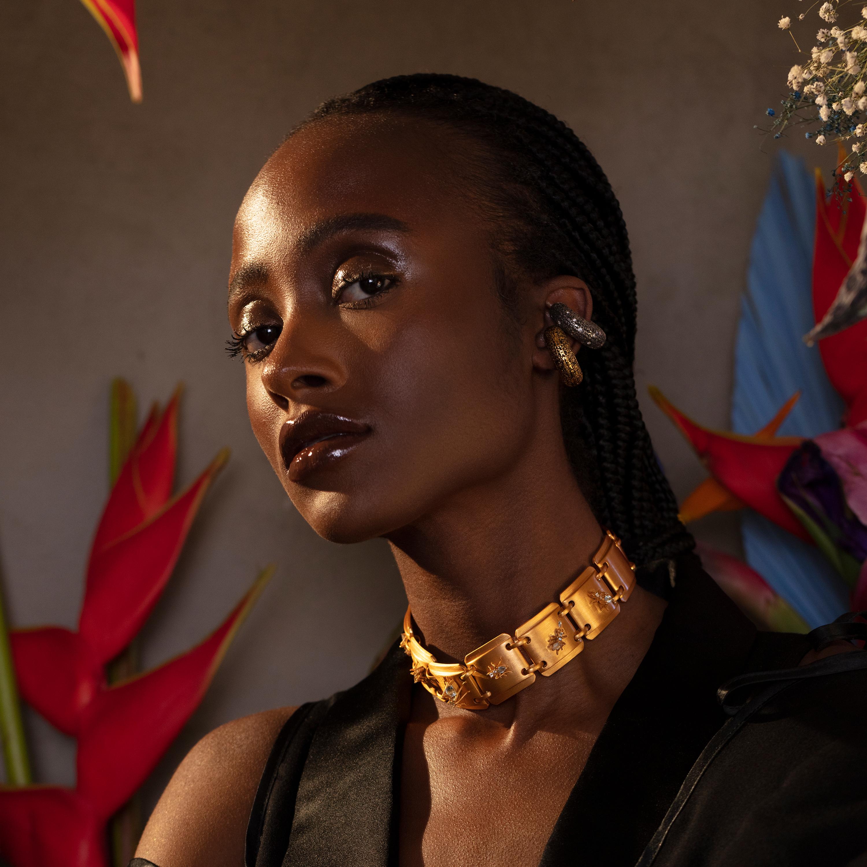 Unapologetically bold yet effortlessly refined, the Beatrice Mini Textured Ear Cuff embodies a sculptural expression of modern edge. Hand-crafted in Oxidized Silver with pavé diamonds, this petite yet powerful cuff reveals a grain-like texture that