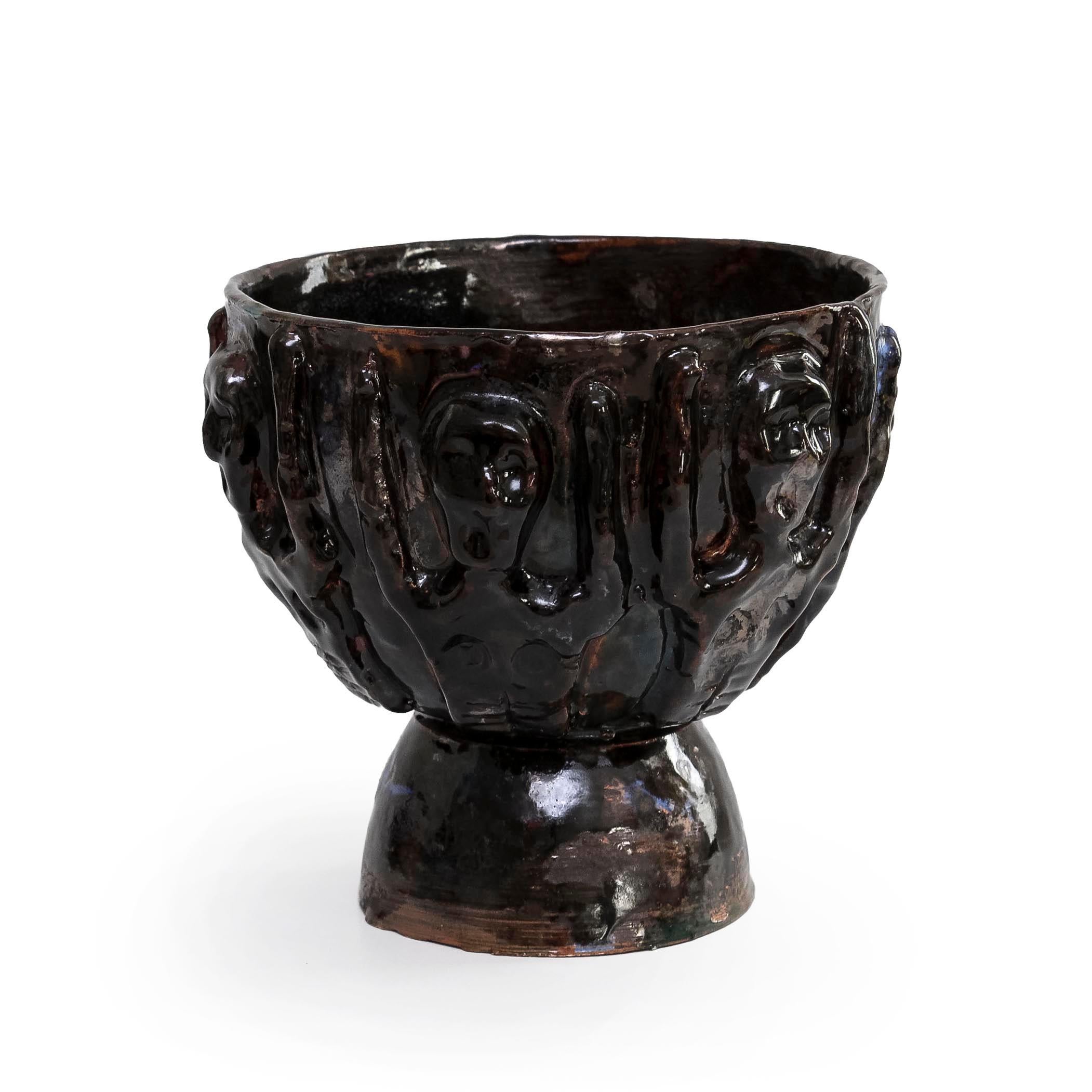 Un vase rare et magnifique de Beato ! Beatrice Wood,
Il est signé.
Beatrice Wood (américaine, 1893-1998) était une peintre, dessinatrice et sculptrice surtout connue pour ses œuvres en céramique lustrée. Né à New York dans une famille aisée, Wood