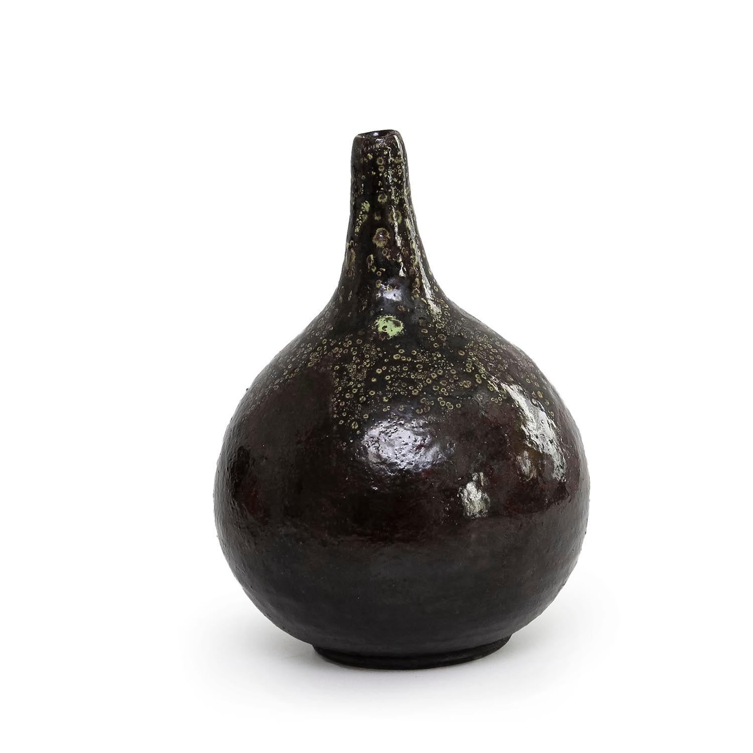 Beatrice Wood 
Vase en forme de goutte (INV# NP4045)
grès et émail
6.25 x 4.5"
signé par l'artiste