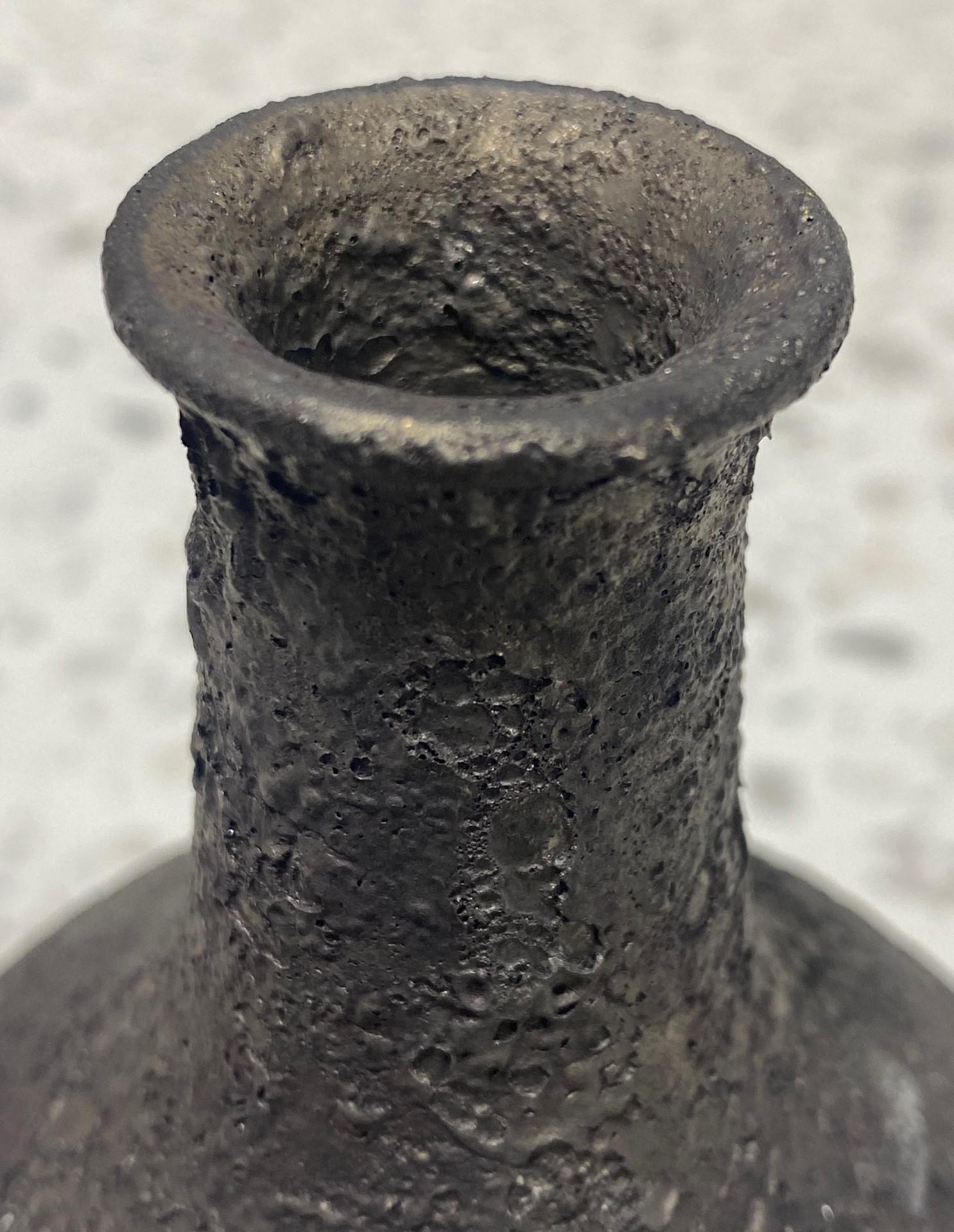 Vase signé Beatrice Wood California Pottery du milieu du siècle à glaçure foncée en forme de cratère de lave en vente 3