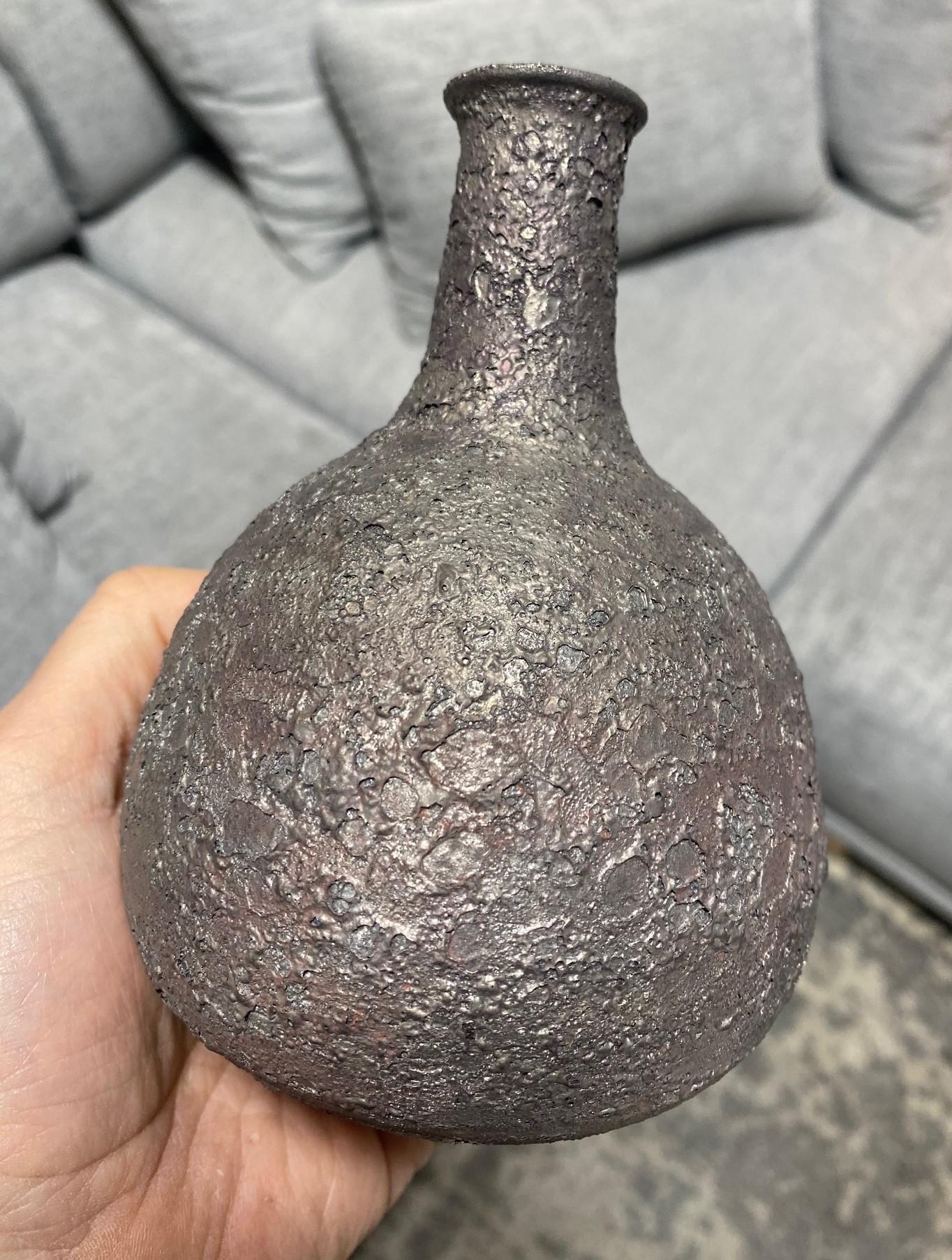 Vase signé Beatrice Wood California Pottery du milieu du siècle à glaçure foncée en forme de cratère de lave en vente 5