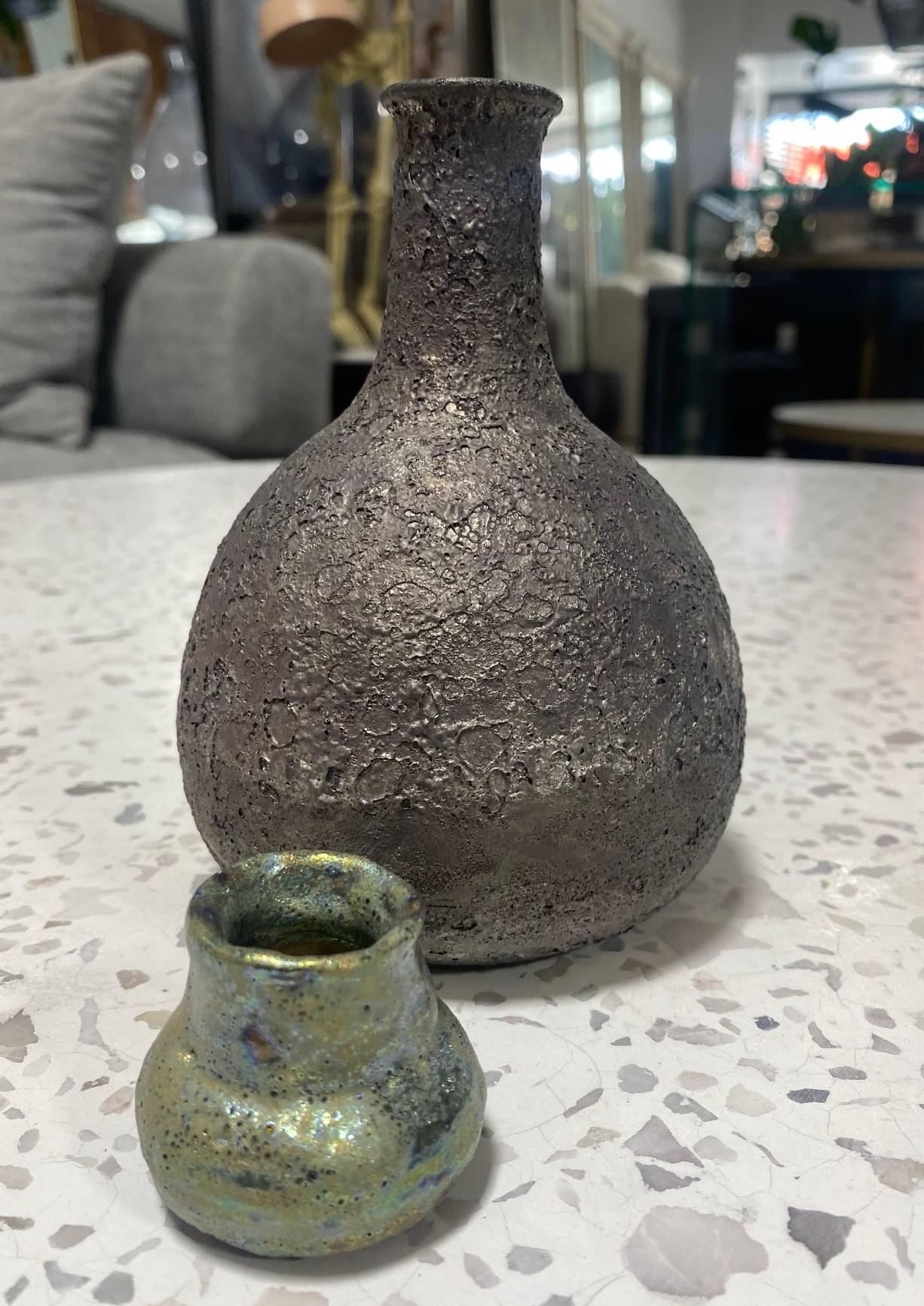 Vase signé Beatrice Wood California Pottery du milieu du siècle à glaçure foncée en forme de cratère de lave en vente 11