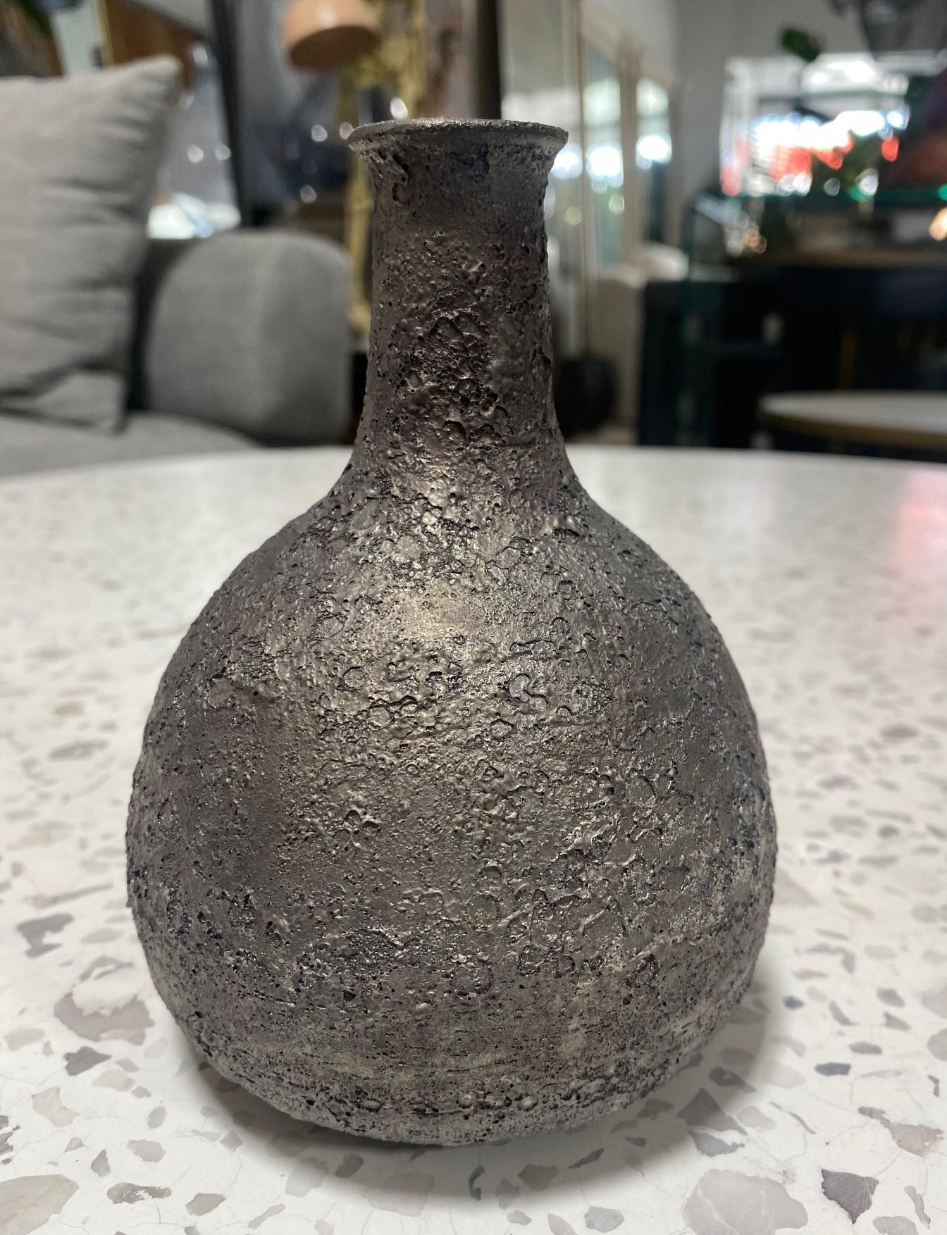 Mid-Century Modern Vase signé Beatrice Wood California Pottery du milieu du siècle à glaçure foncée en forme de cratère de lave en vente