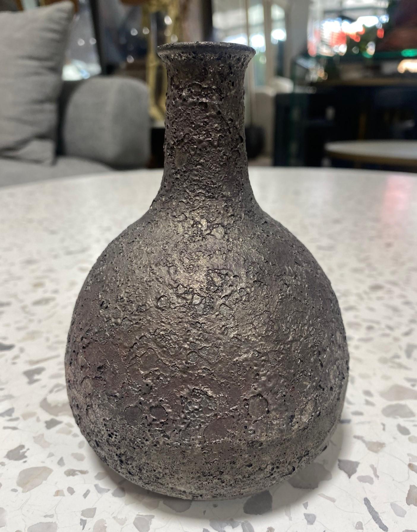Vernissé Vase signé Beatrice Wood California Pottery du milieu du siècle à glaçure foncée en forme de cratère de lave en vente