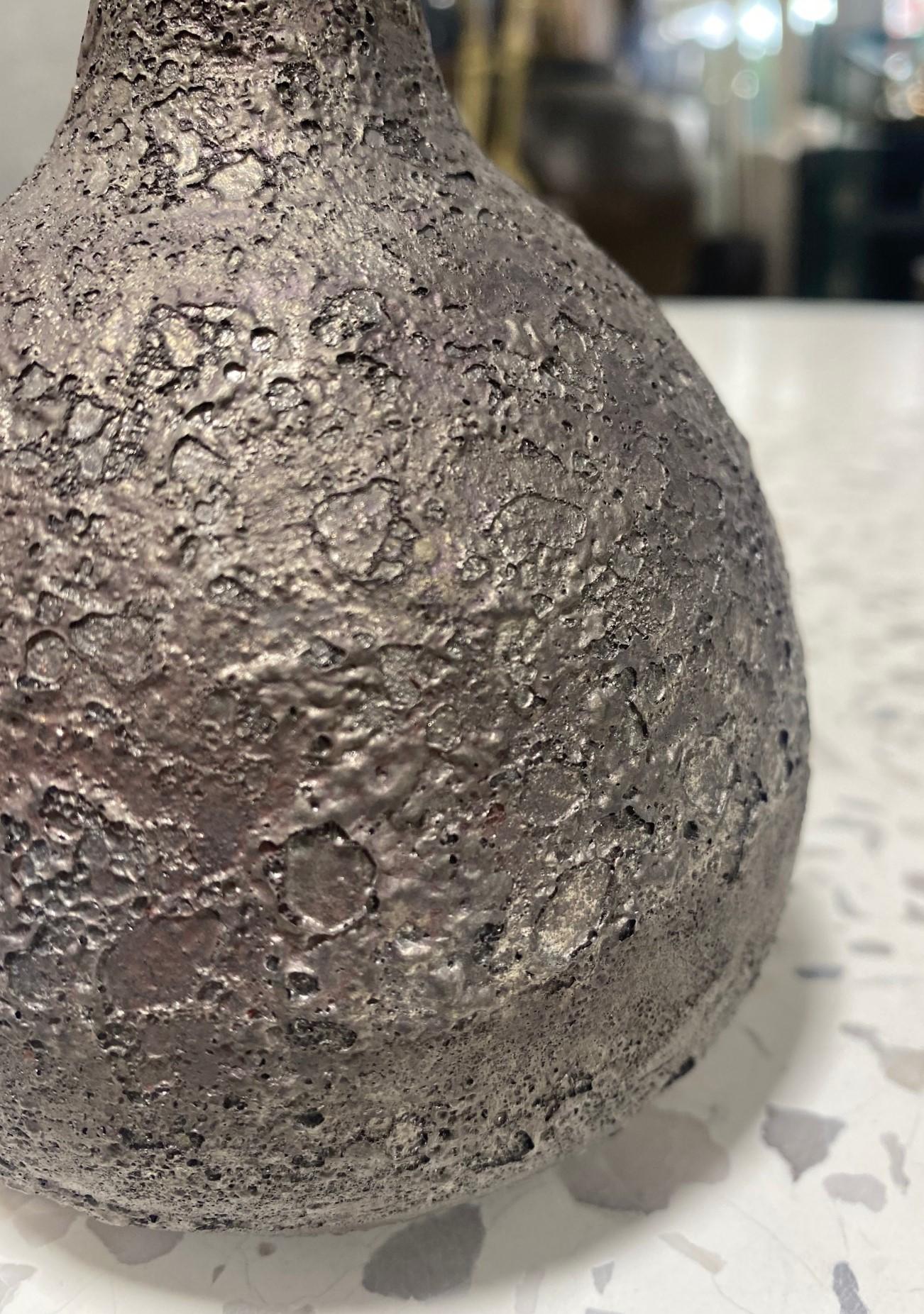 XX secolo Vaso firmato da Beatrice Wood della California Pottery di metà secolo con smalto Lava Crater Scuro in vendita