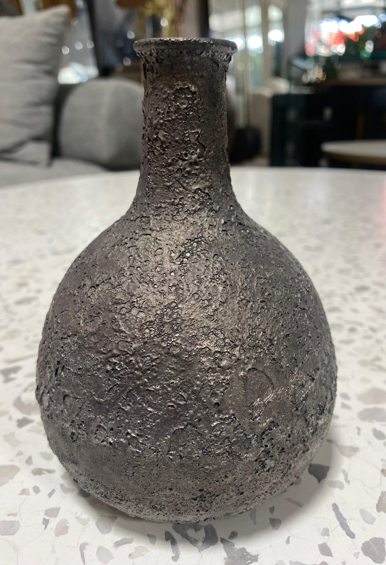 Poterie Vase signé Beatrice Wood California Pottery du milieu du siècle à glaçure foncée en forme de cratère de lave en vente