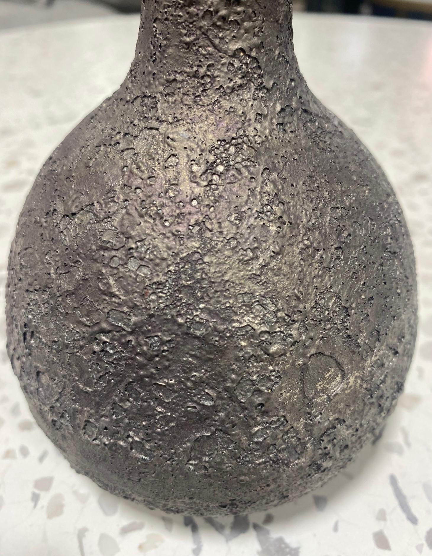 Vase signé Beatrice Wood California Pottery du milieu du siècle à glaçure foncée en forme de cratère de lave en vente 1