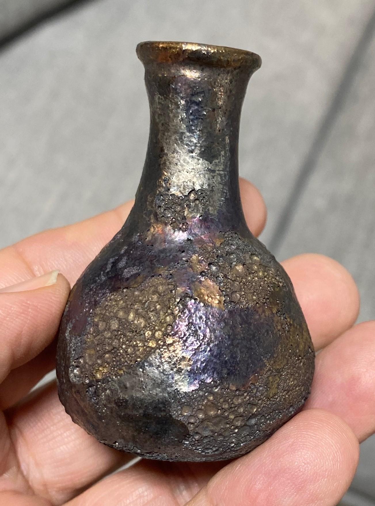 Beatrice Wood Jarrón firmado de mediados de siglo de California Pottery con esmalte brillante de lava oscura en venta 2