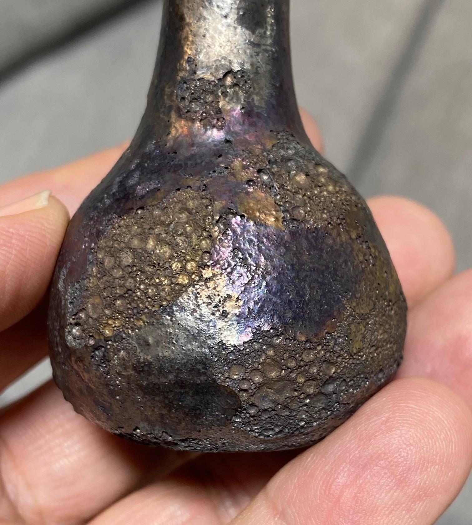 Beatrice Wood Jarrón firmado de mediados de siglo de California Pottery con esmalte brillante de lava oscura en venta 3
