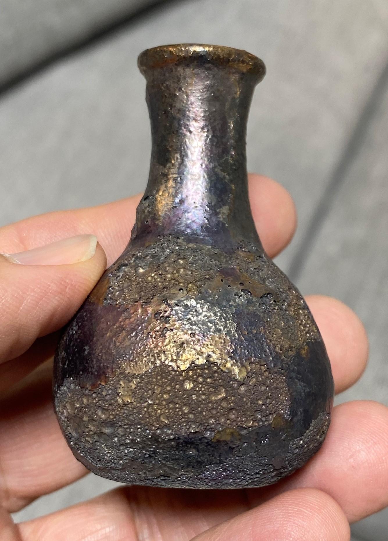 Beatrice Wood Jarrón firmado de mediados de siglo de California Pottery con esmalte brillante de lava oscura en venta 4