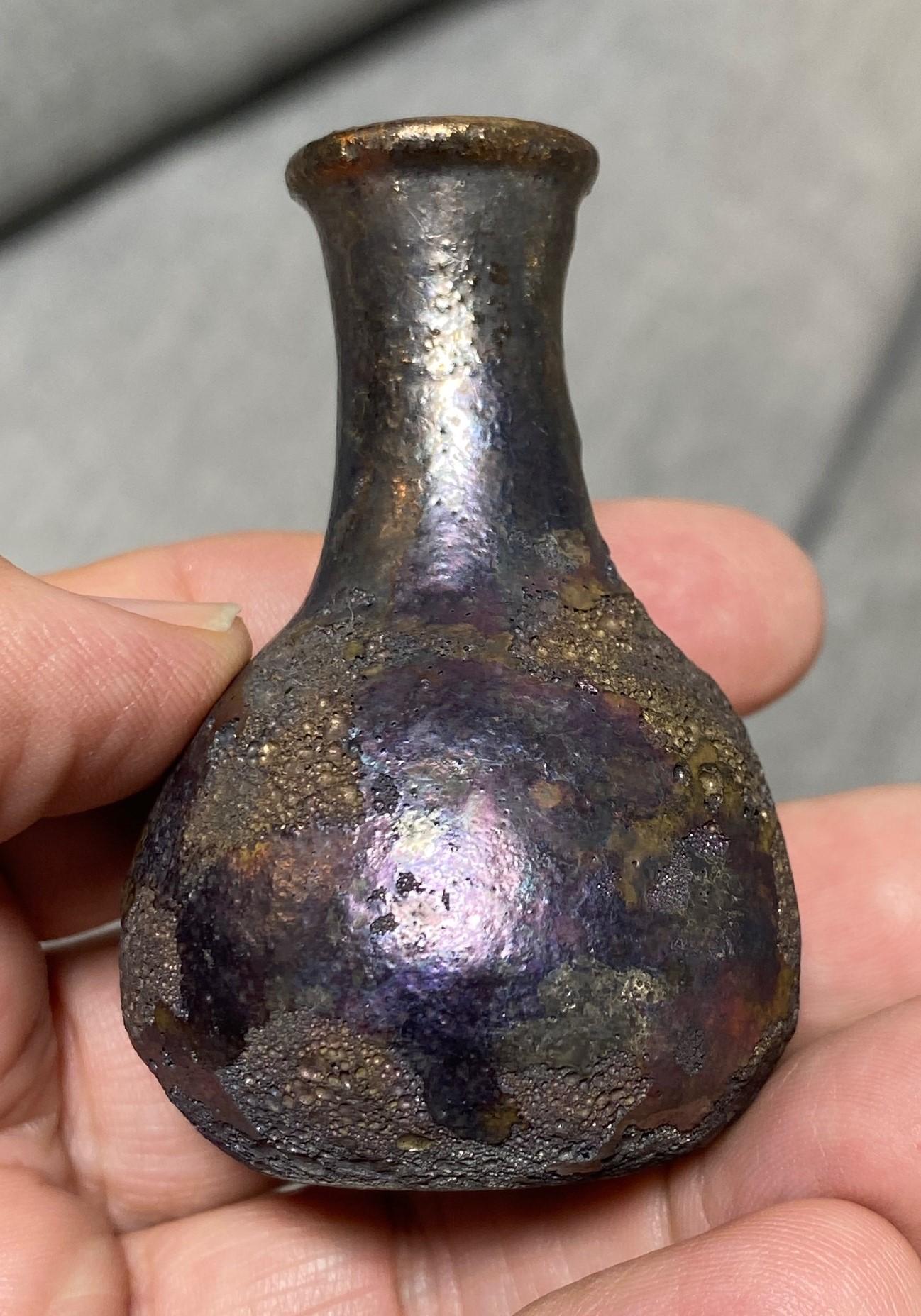 Beatrice Wood Jarrón firmado de mediados de siglo de California Pottery con esmalte brillante de lava oscura en venta 5