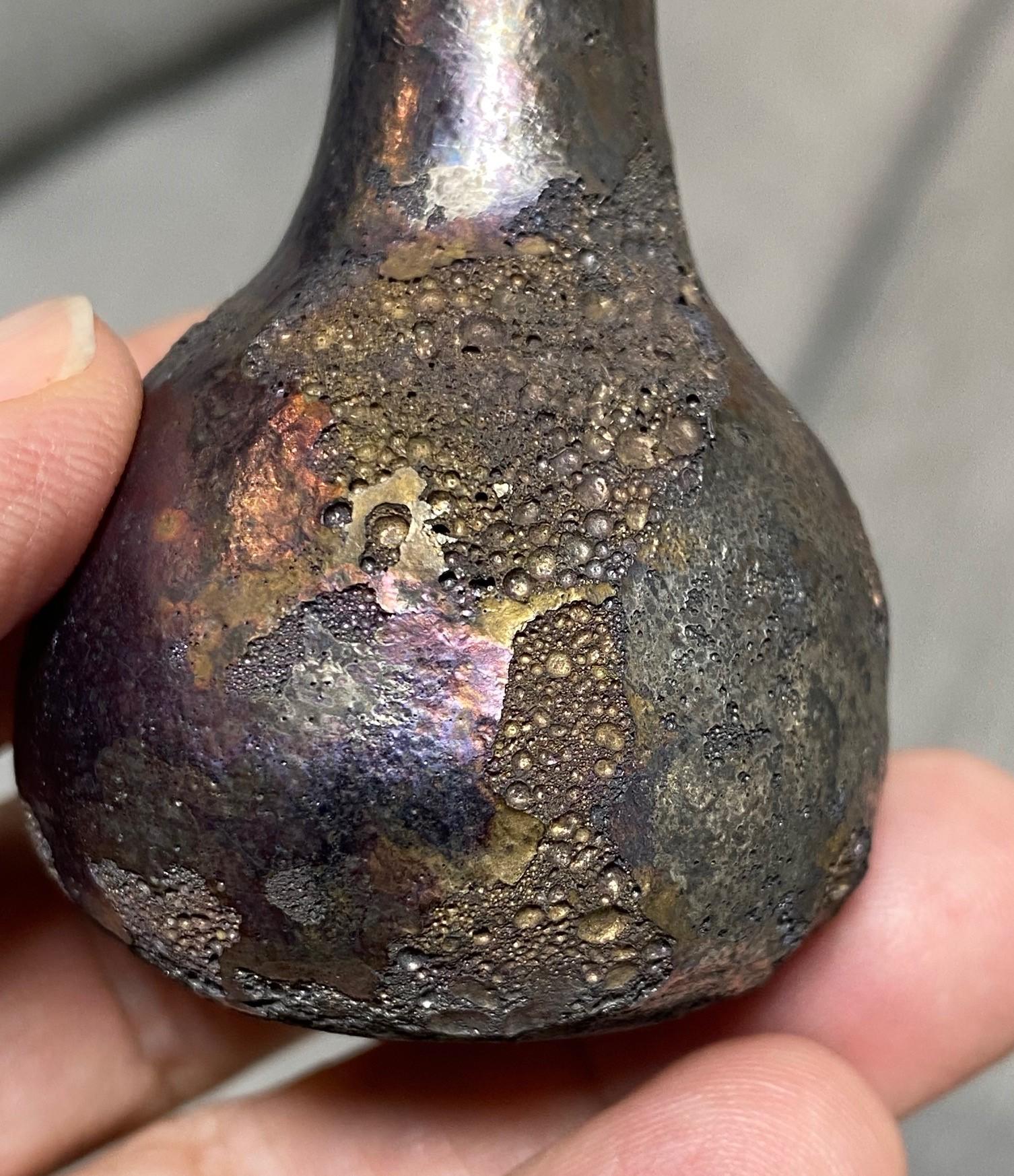 Beatrice Wood Jarrón firmado de mediados de siglo de California Pottery con esmalte brillante de lava oscura en venta 6