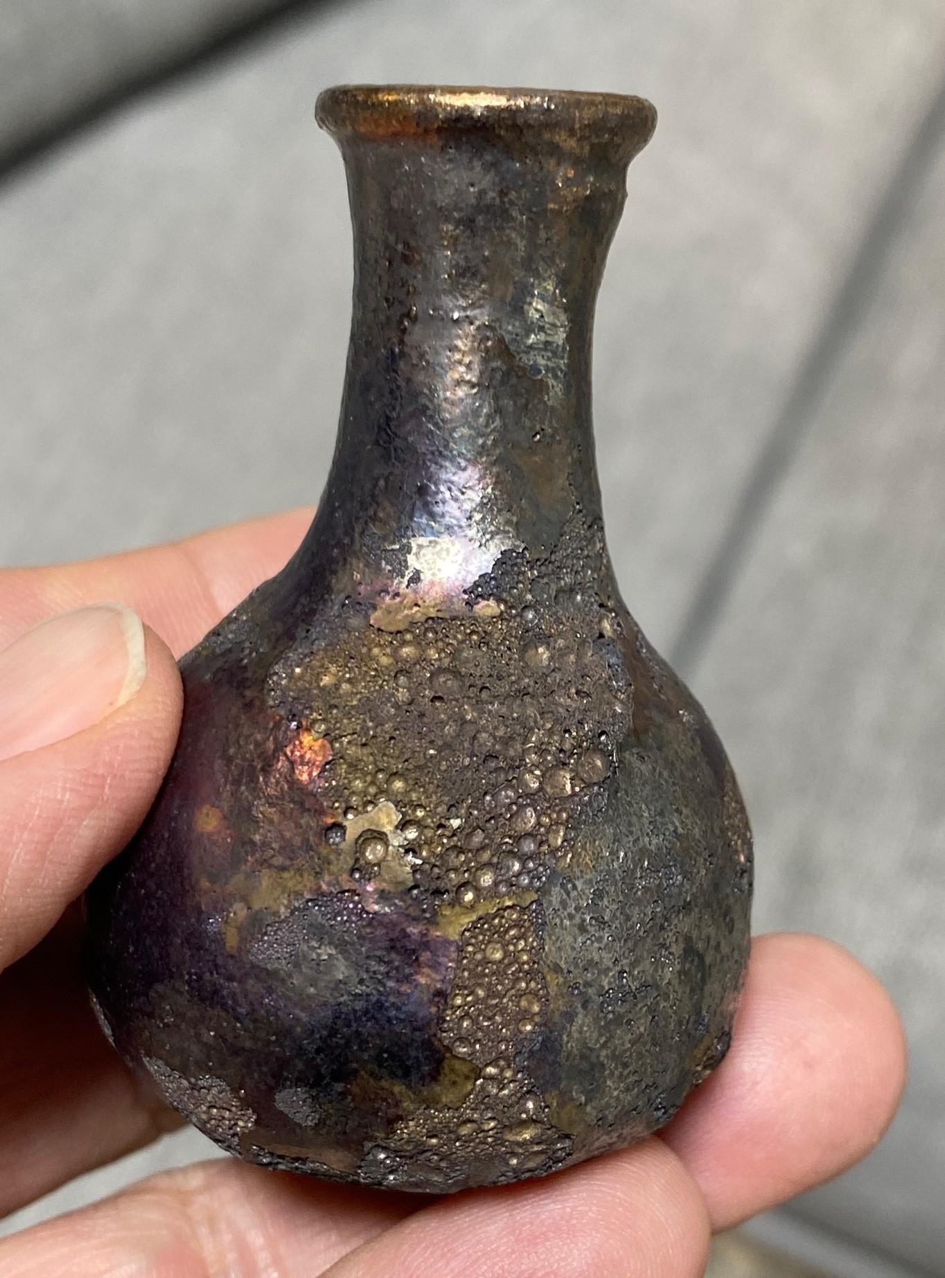 Beatrice Wood Jarrón firmado de mediados de siglo de California Pottery con esmalte brillante de lava oscura en venta 8