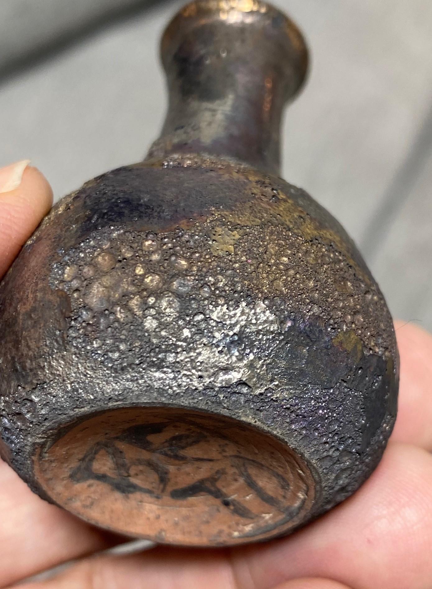 Beatrice Wood Jarrón firmado de mediados de siglo de California Pottery con esmalte brillante de lava oscura en venta 10