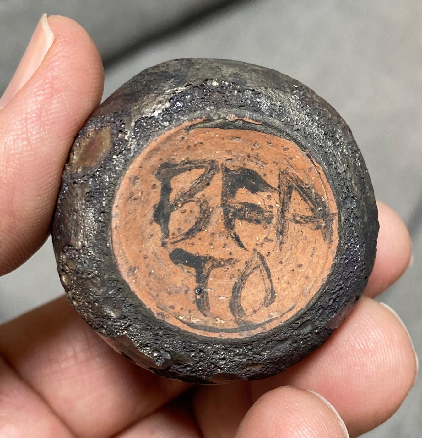 Beatrice Wood Jarrón firmado de mediados de siglo de California Pottery con esmalte brillante de lava oscura en venta 11