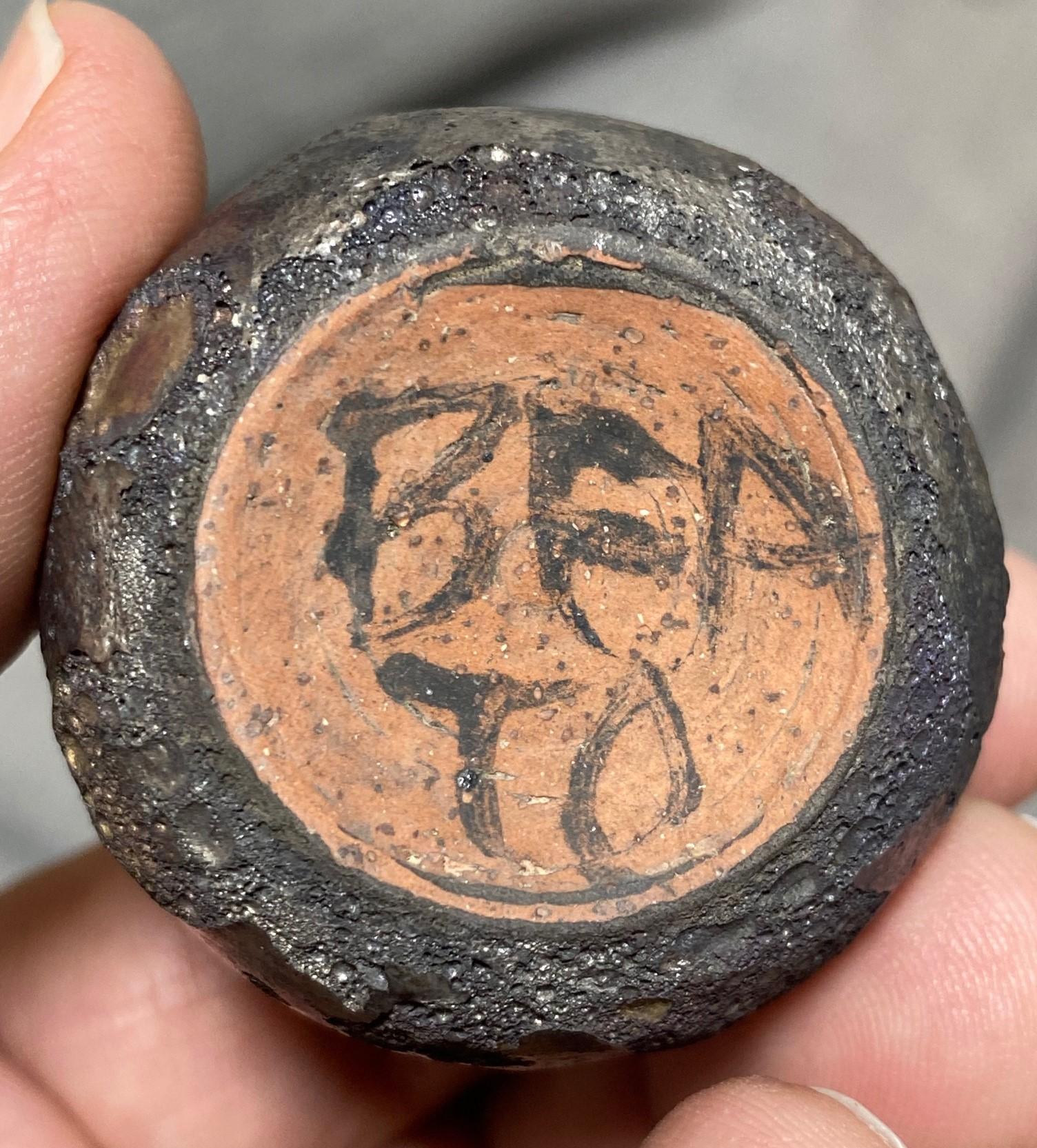Beatrice Wood Jarrón firmado de mediados de siglo de California Pottery con esmalte brillante de lava oscura en venta 12
