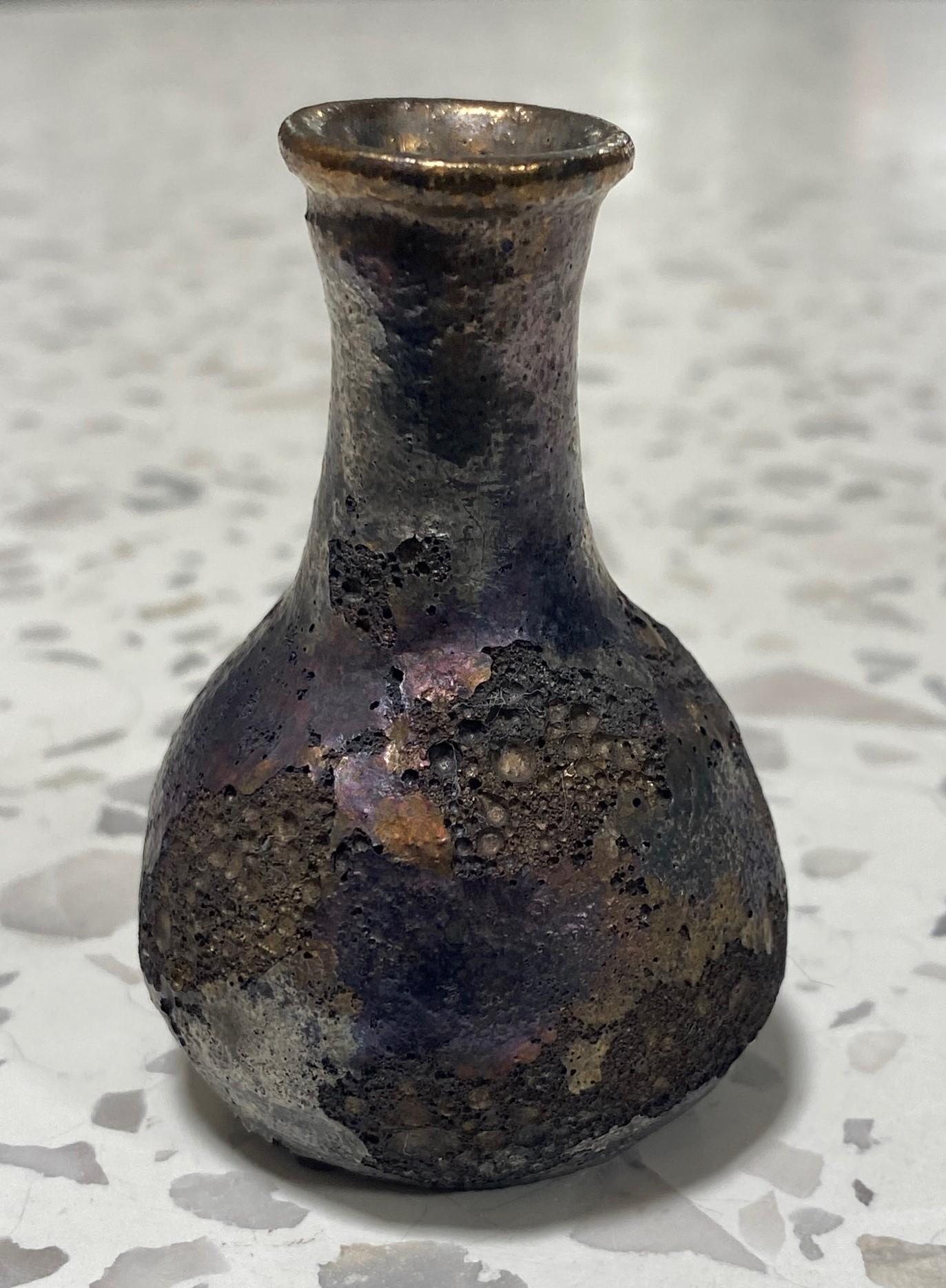 Beatrice Wood Jarrón firmado de mediados de siglo de California Pottery con esmalte brillante de lava oscura en Bueno estado para la venta en Studio City, CA