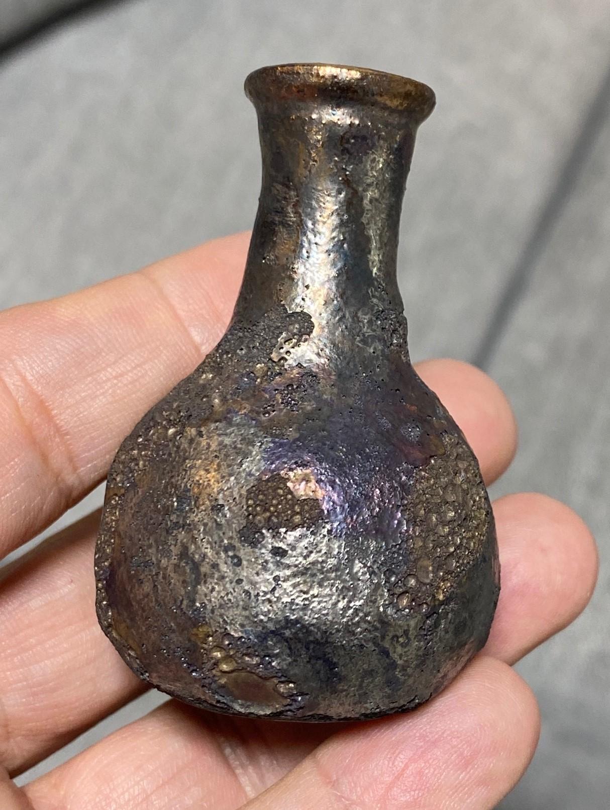 Beatrice Wood Jarrón firmado de mediados de siglo de California Pottery con esmalte brillante de lava oscura en venta 1