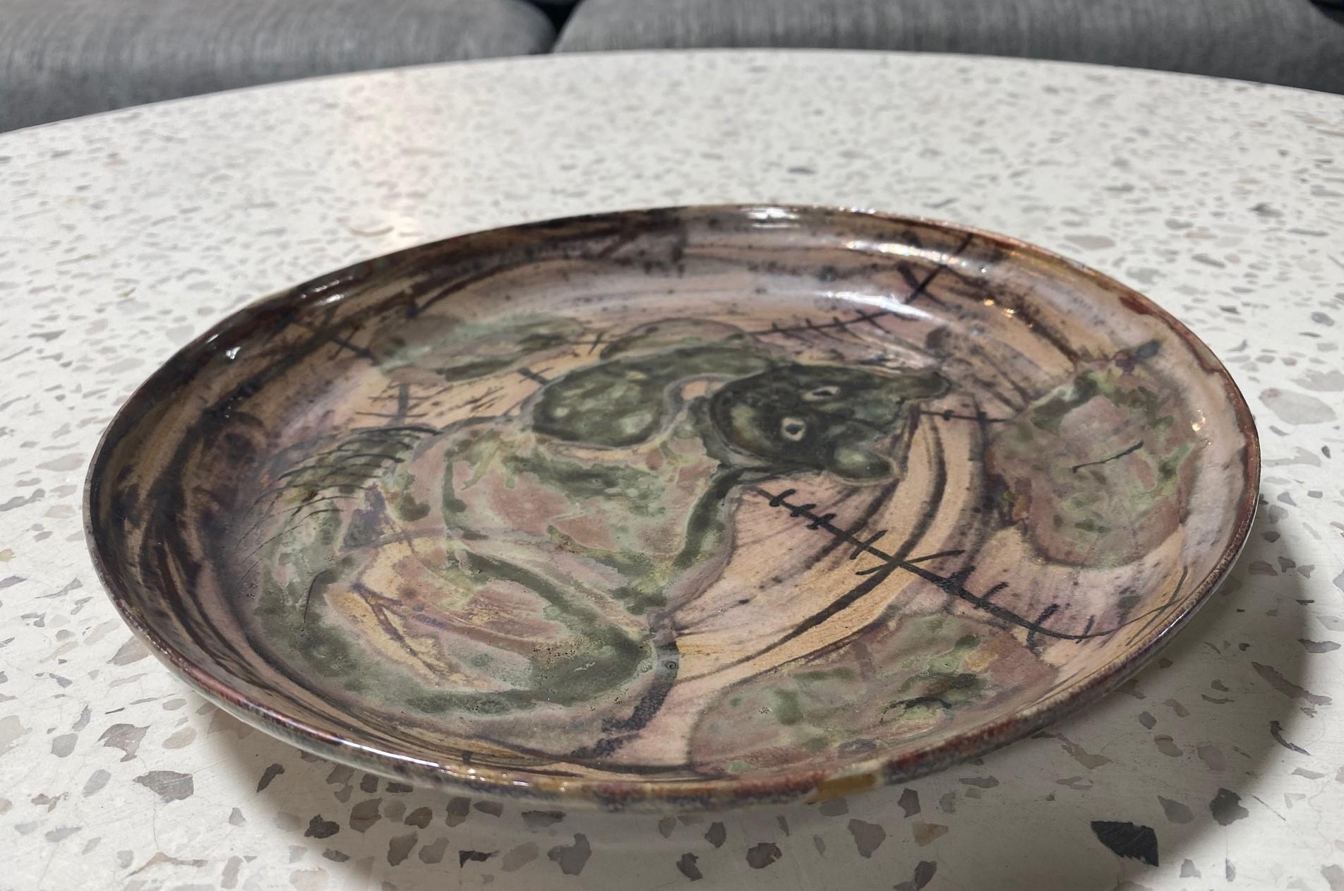 Beatrice Wood Signed Mid-Century California Studio Pottery Cat Charger Plate (assiette de présentation pour chat) en vente 3