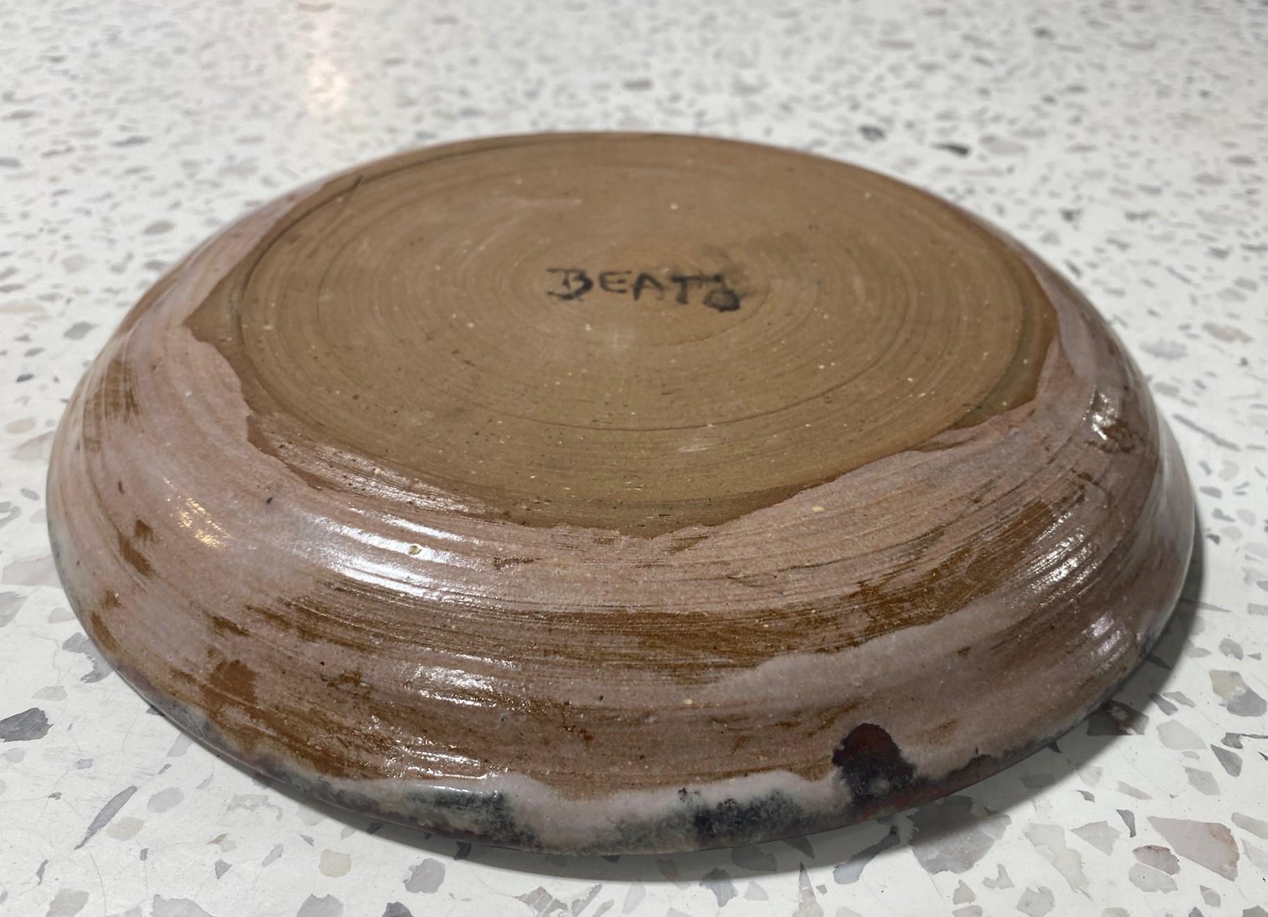 Beatrice Wood Plato Cargador Gato Firmado Mediados de Siglo California Studio Pottery 7