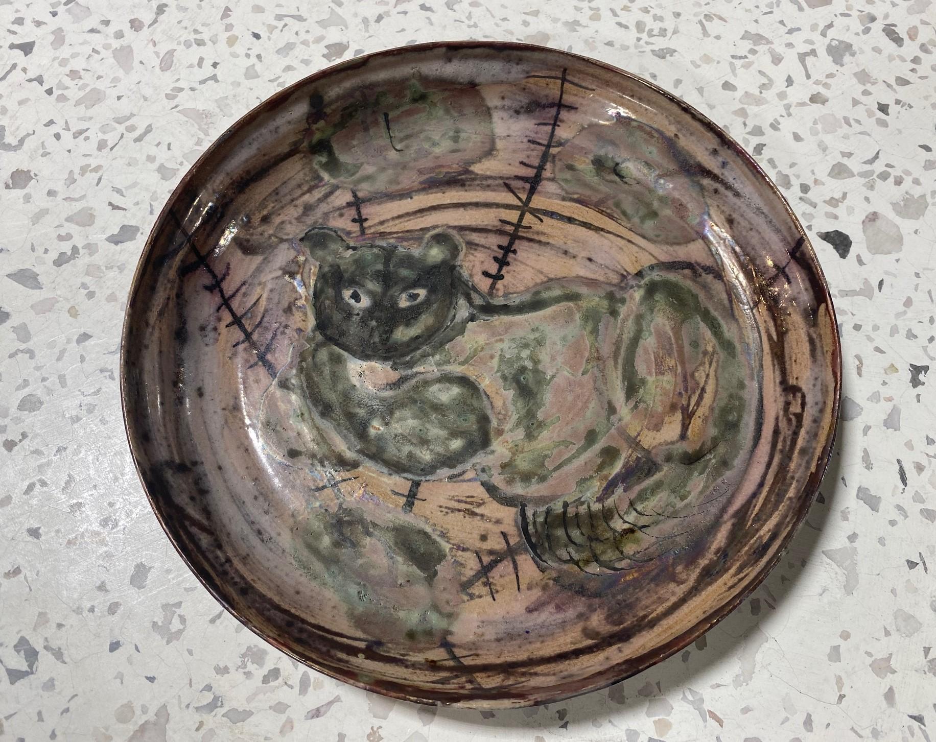 Beatrice Wood Plato Cargador Gato Firmado Mediados de Siglo California Studio Pottery Estadounidense