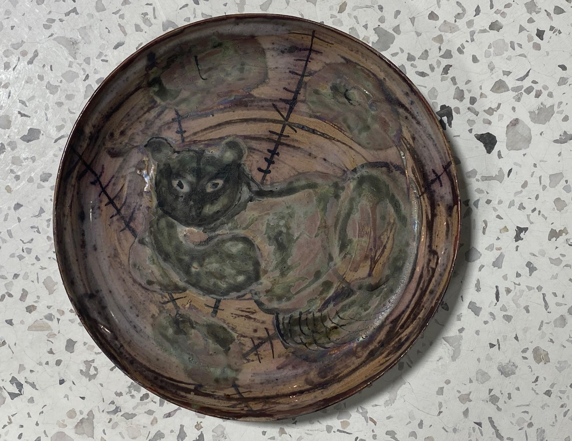 Vernissé Beatrice Wood Signed Mid-Century California Studio Pottery Cat Charger Plate (assiette de présentation pour chat) en vente