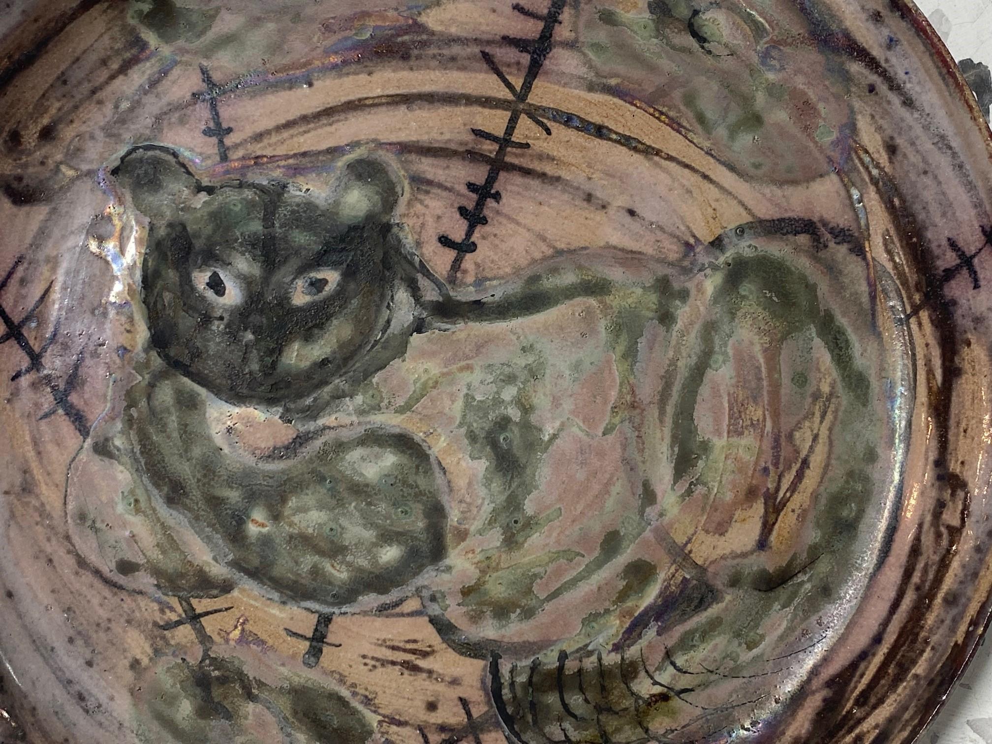 Beatrice Wood Signed Mid-Century California Studio Pottery Cat Charger Plate (assiette de présentation pour chat) Bon état - En vente à Studio City, CA